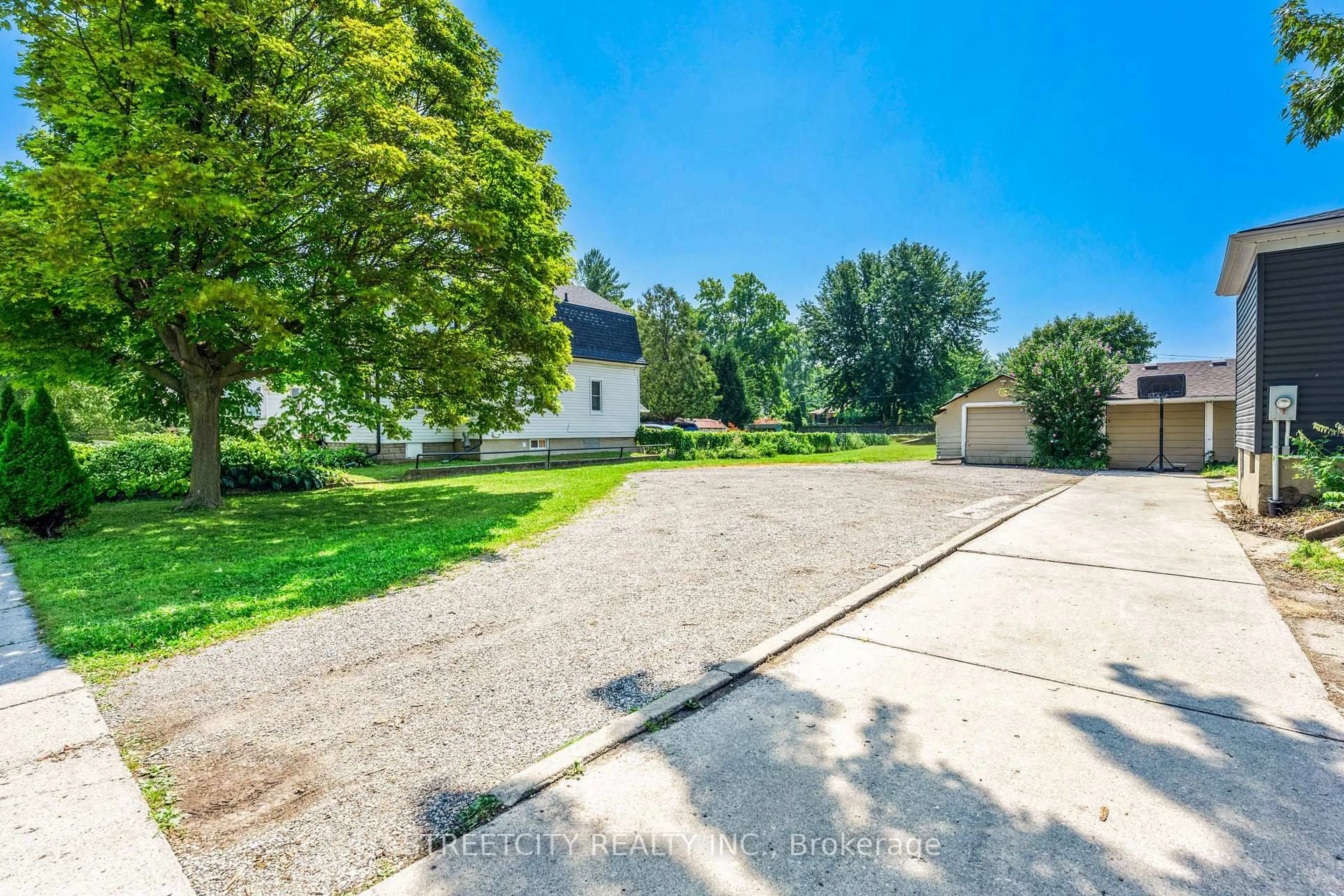 A pic from outside/outdoor area/front of a property/back of a property/a pic from drone, street for 703 Wellington St, Sarnia Ontario N7T 1J3