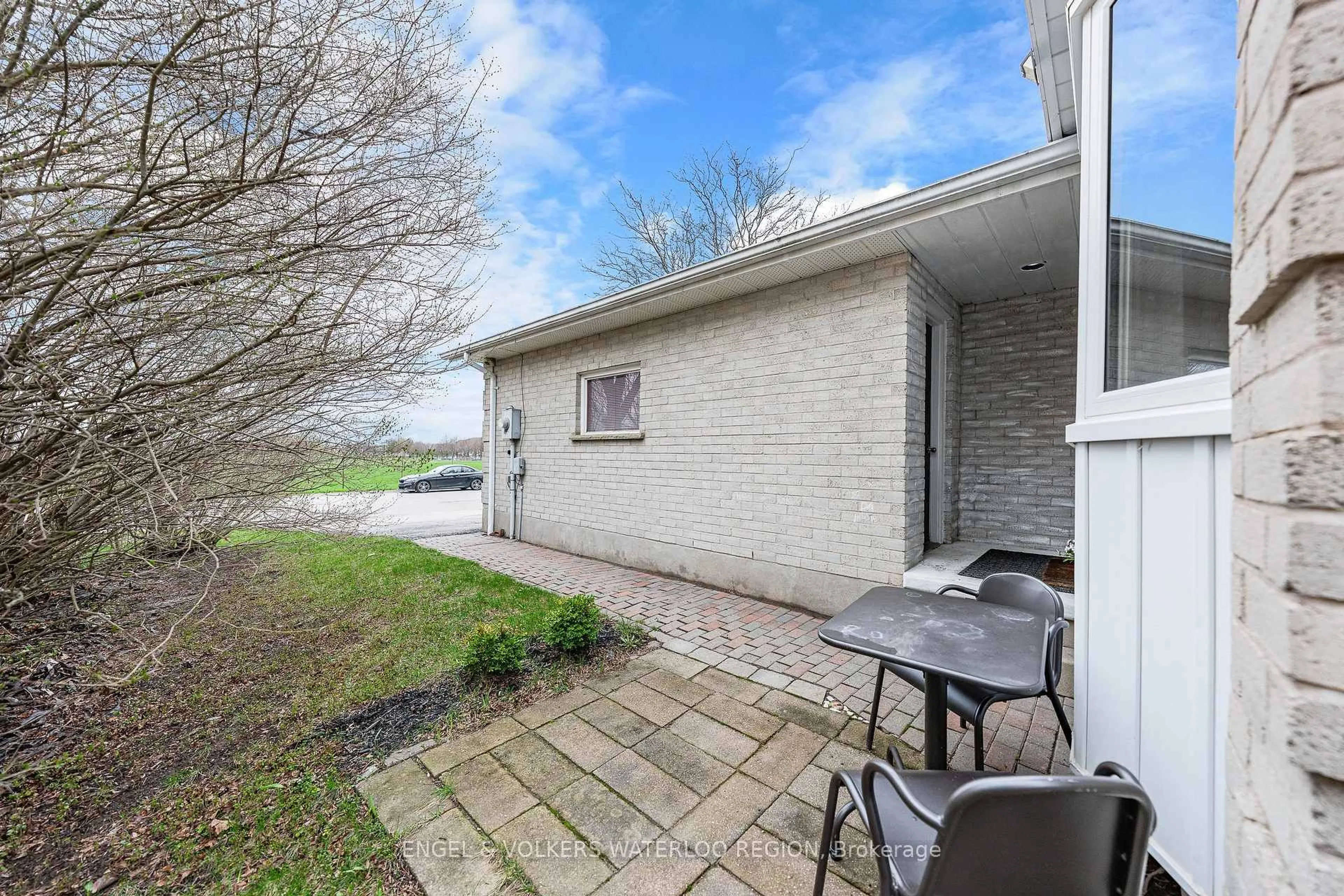 Patio, street for 25 Oak Ave, Waterloo Ontario N3L 3C6