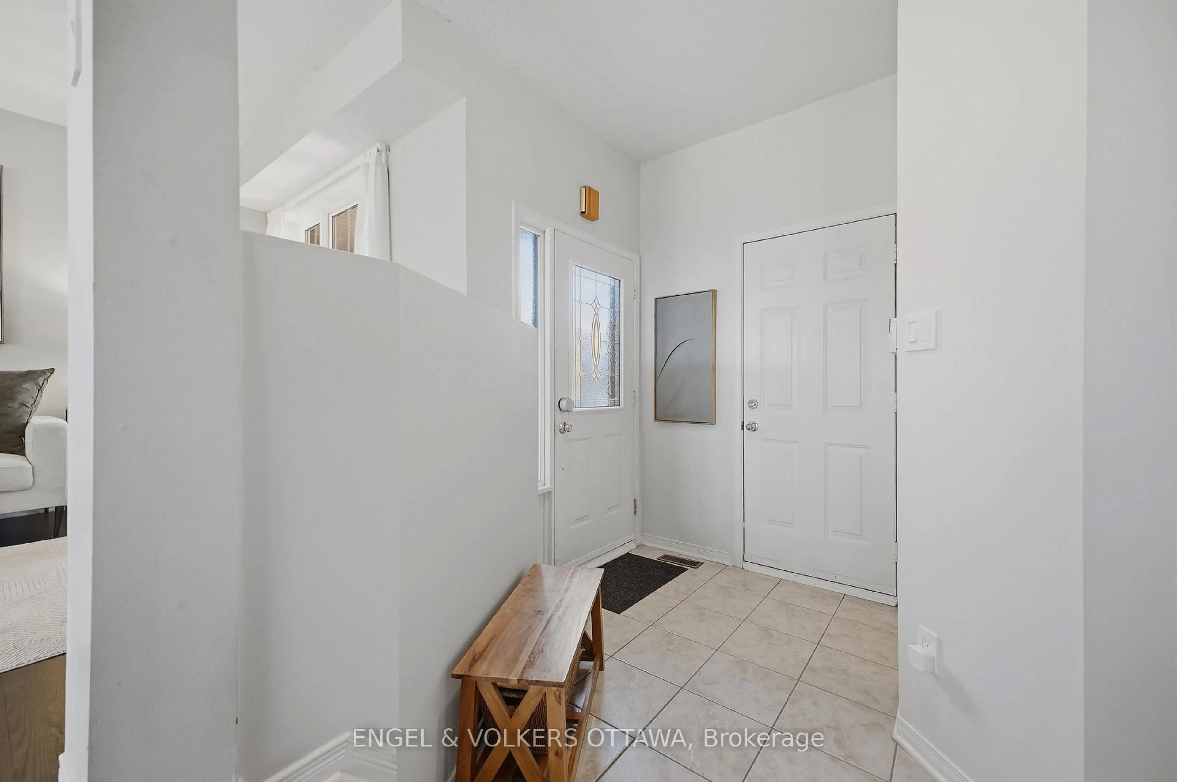Indoor entryway for 50 Carwood Circ, Ottawa Ontario K1K 4V4