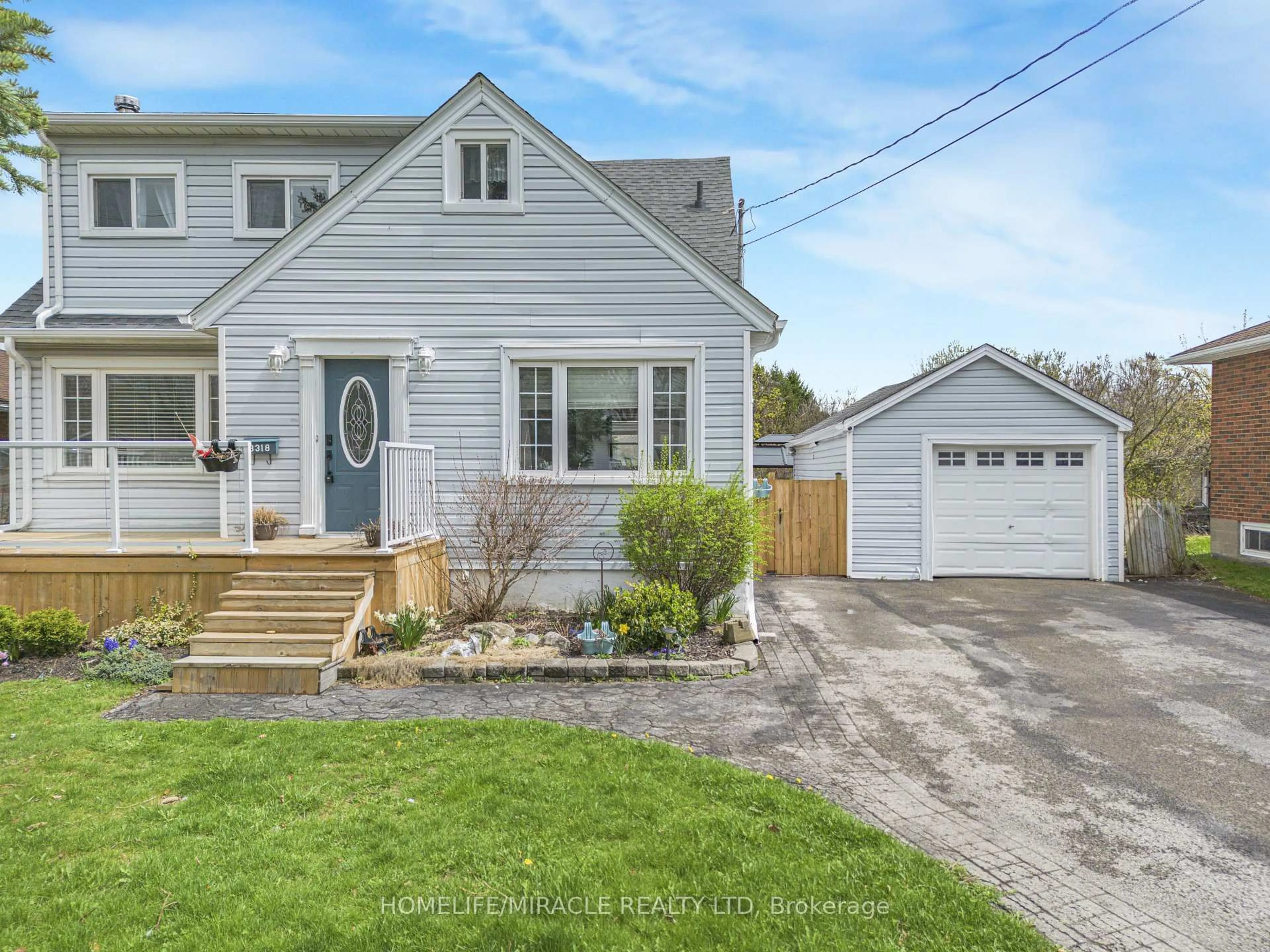 Home with vinyl exterior material, street for 3318 Sinnicks Ave, Niagara Falls Ontario L2J 2G3