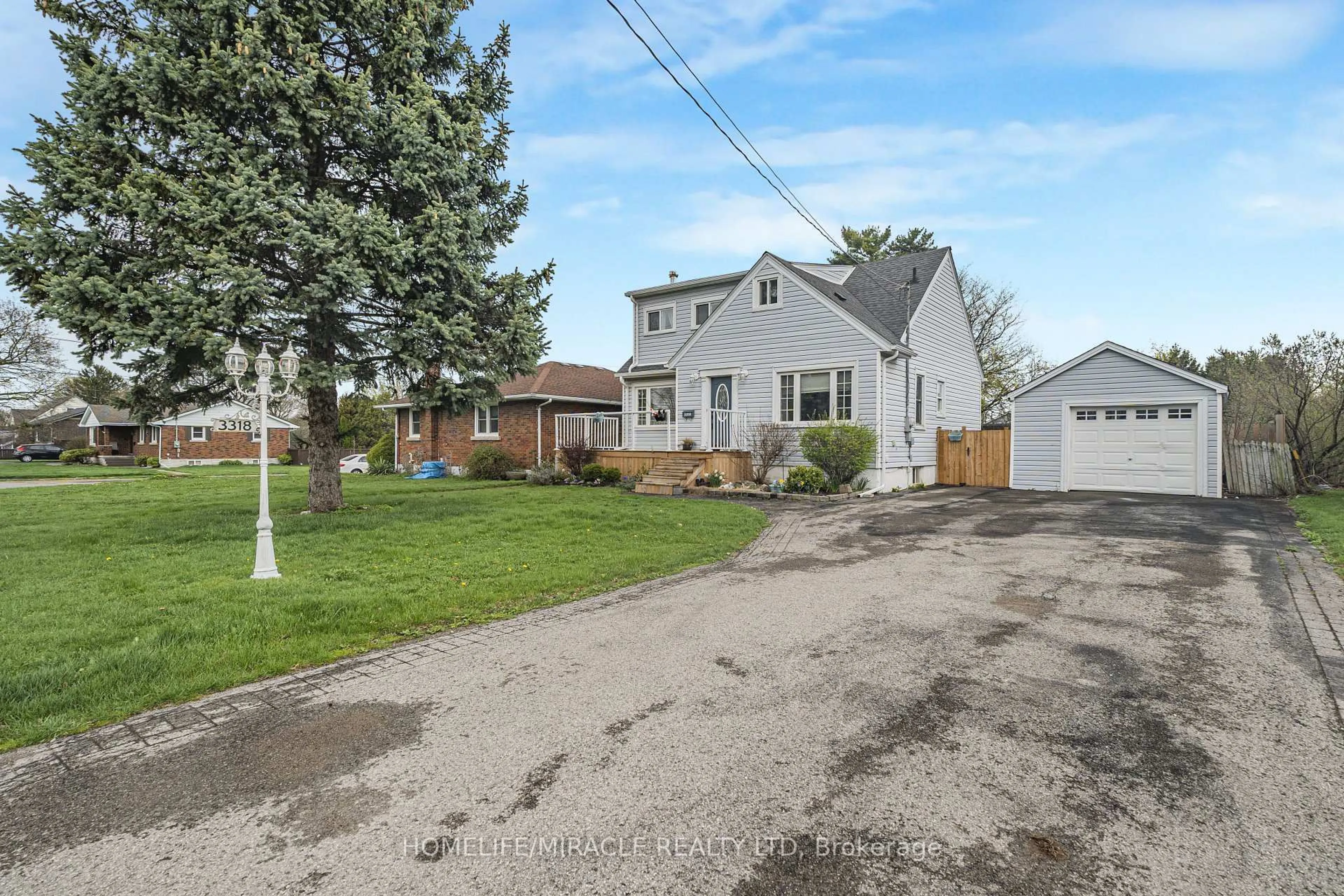 A pic from outside/outdoor area/front of a property/back of a property/a pic from drone, street for 3318 Sinnicks Ave, Niagara Falls Ontario L2J 2G3
