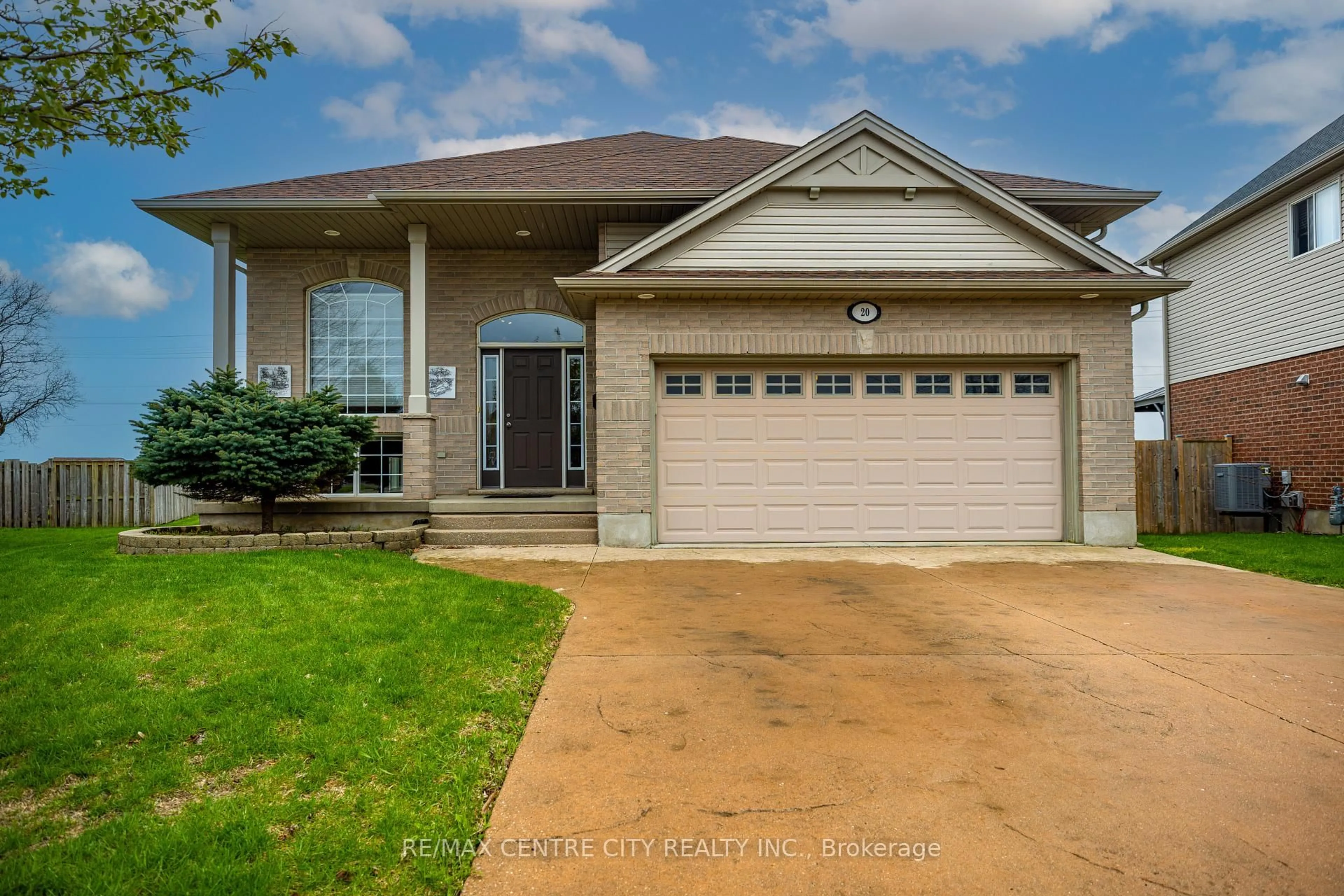 Home with vinyl exterior material, street for 20 Chamberlain Crt, St. Thomas Ontario N5R 0A4