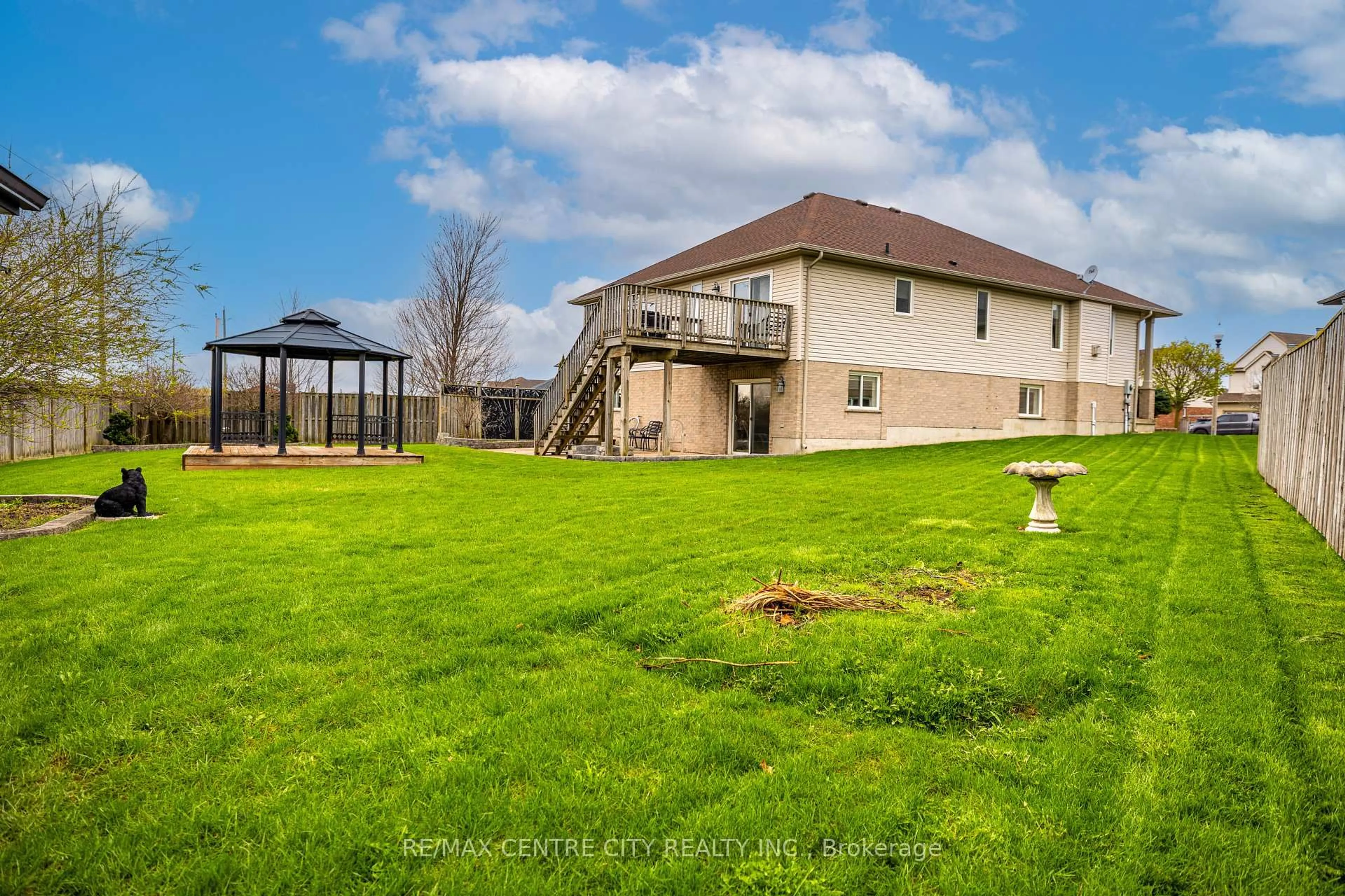 A pic from outside/outdoor area/front of a property/back of a property/a pic from drone, building for 20 Chamberlain Crt, St. Thomas Ontario N5R 0A4