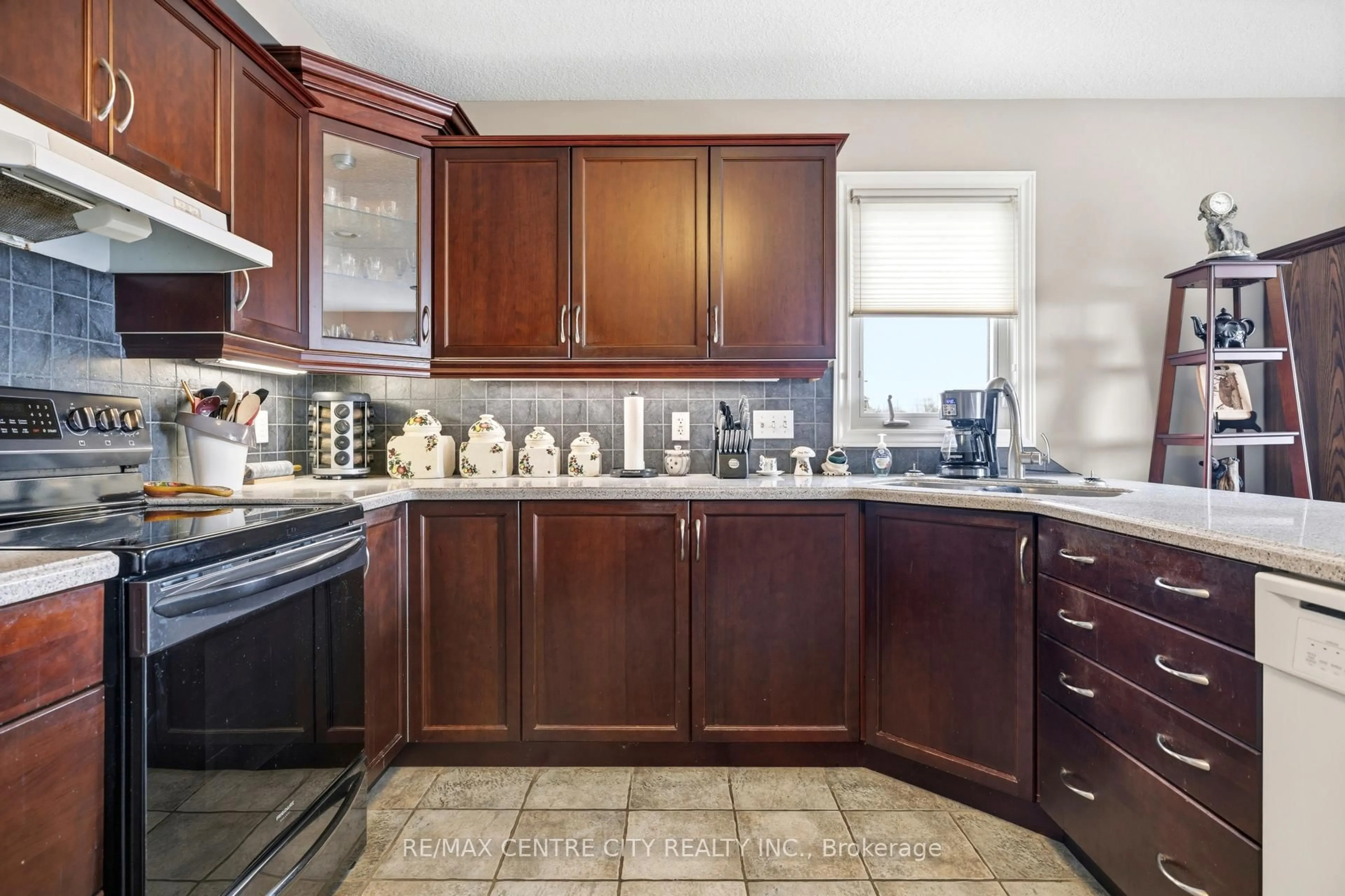 Standard kitchen, ceramic/tile floor for 20 Chamberlain Crt, St. Thomas Ontario N5R 0A4