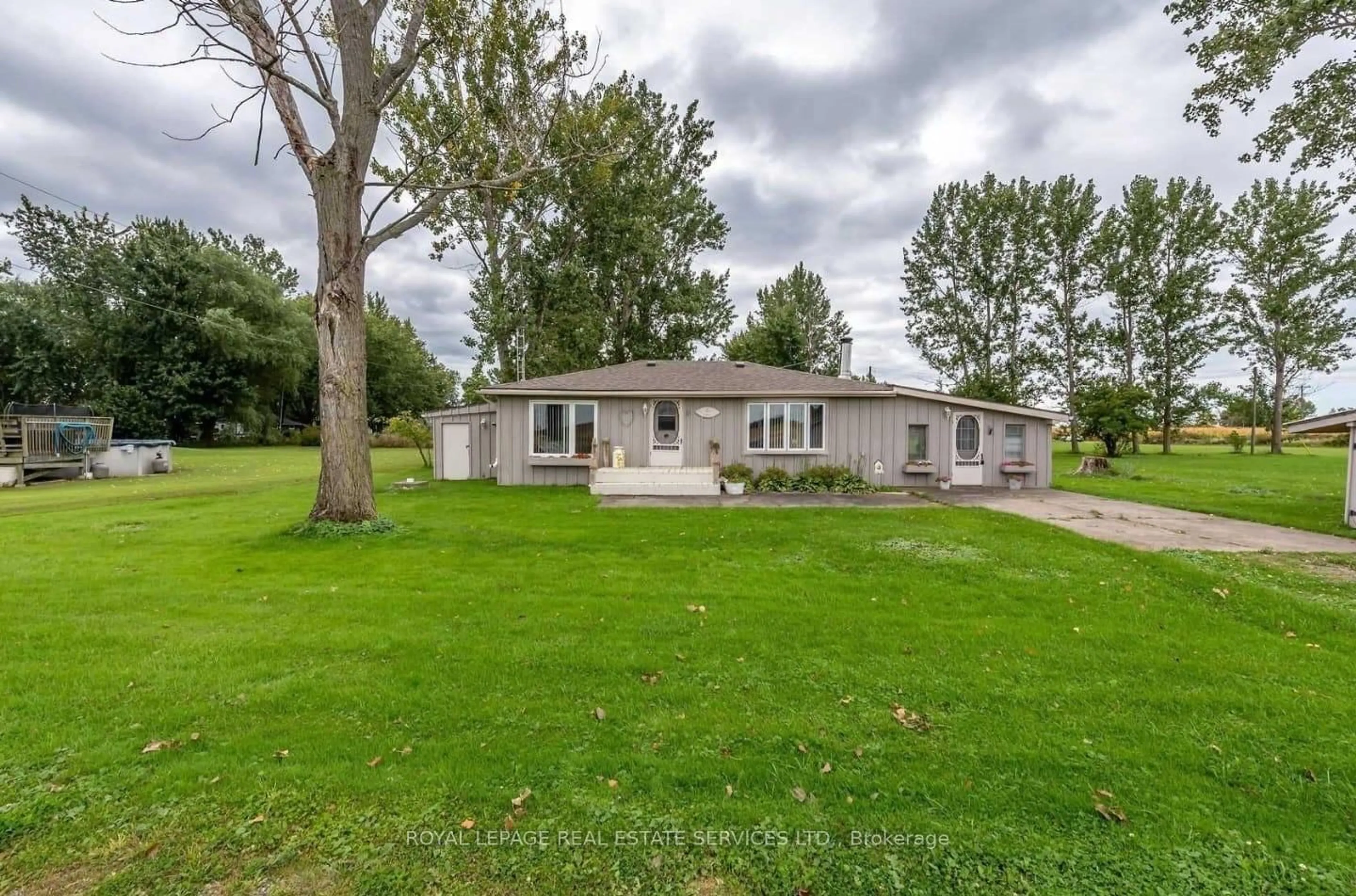 A pic from outside/outdoor area/front of a property/back of a property/a pic from drone, street for 6 Upper Lake, Haldimand Ontario N0A 1P0