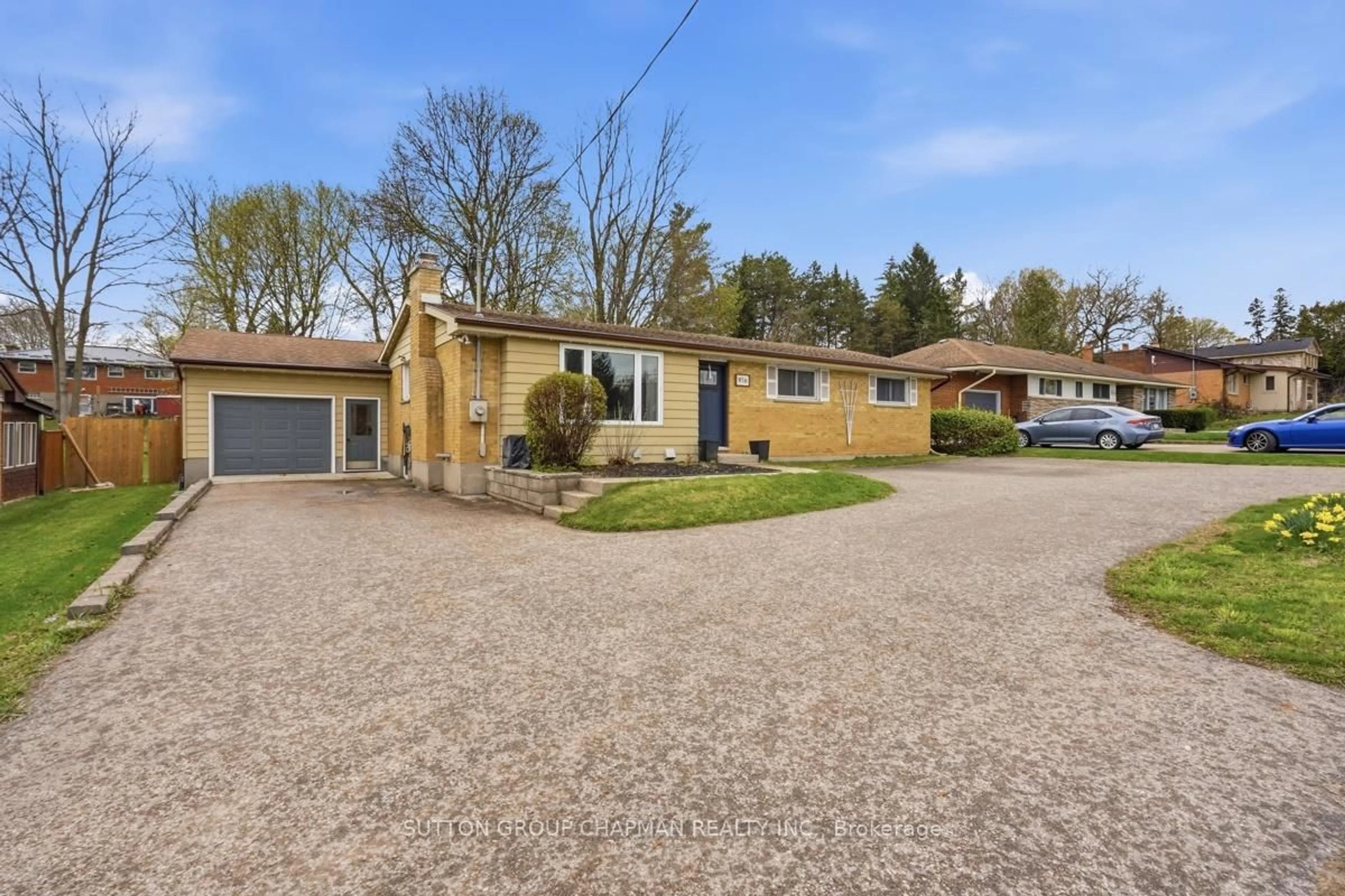 A pic from outside/outdoor area/front of a property/back of a property/a pic from drone, street for 916 Oxford St, London North Ontario N6H 1V3