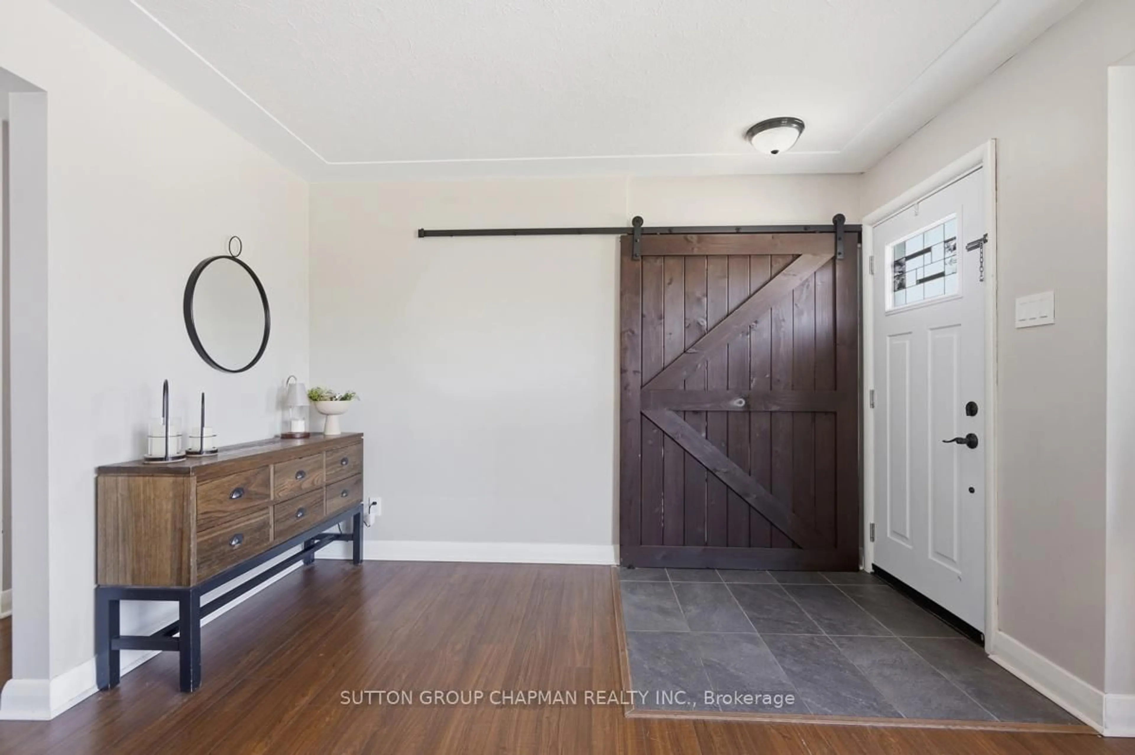 Indoor entryway for 916 Oxford St, London North Ontario N6H 1V3