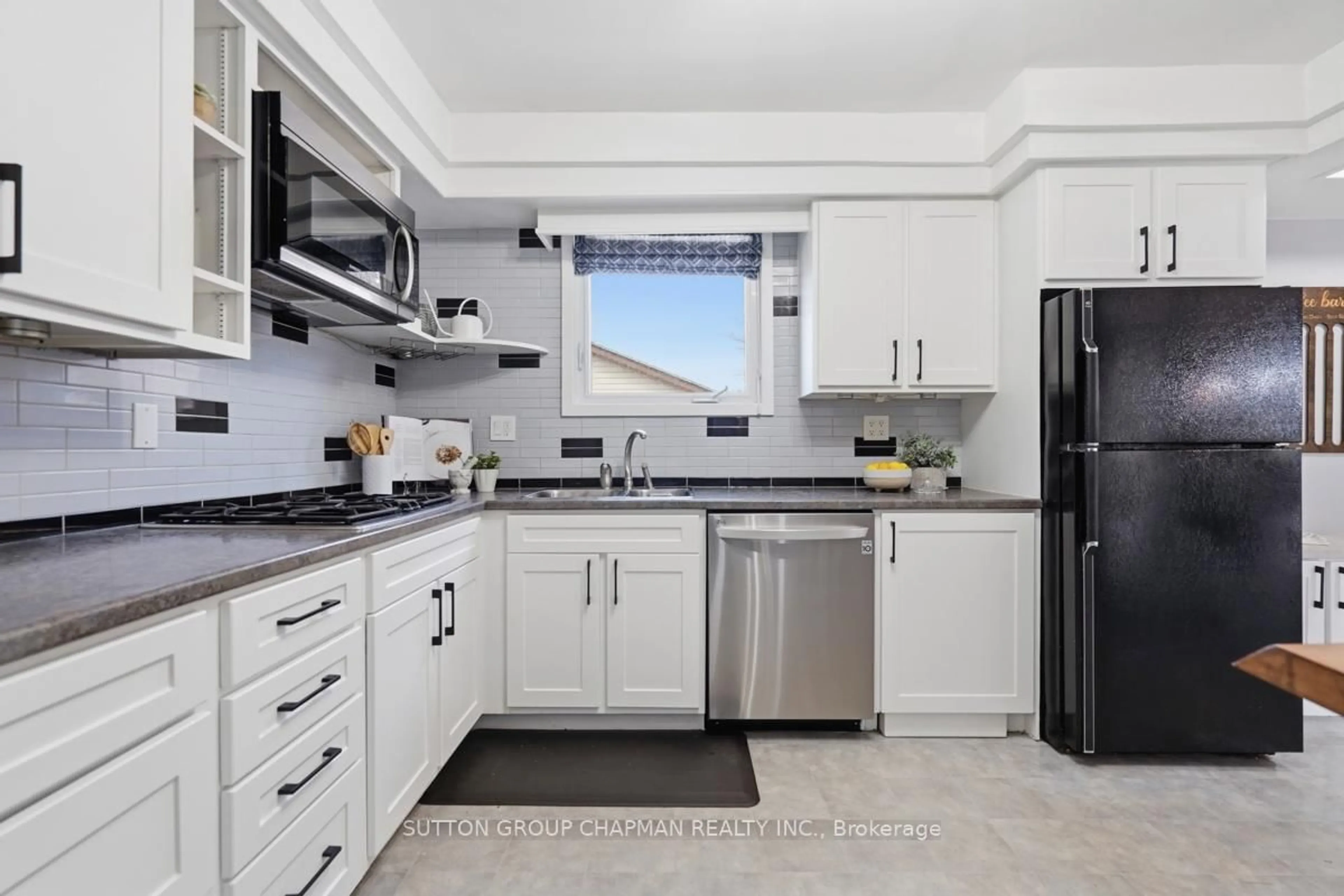 Standard kitchen, ceramic/tile floor for 916 Oxford St, London North Ontario N6H 1V3