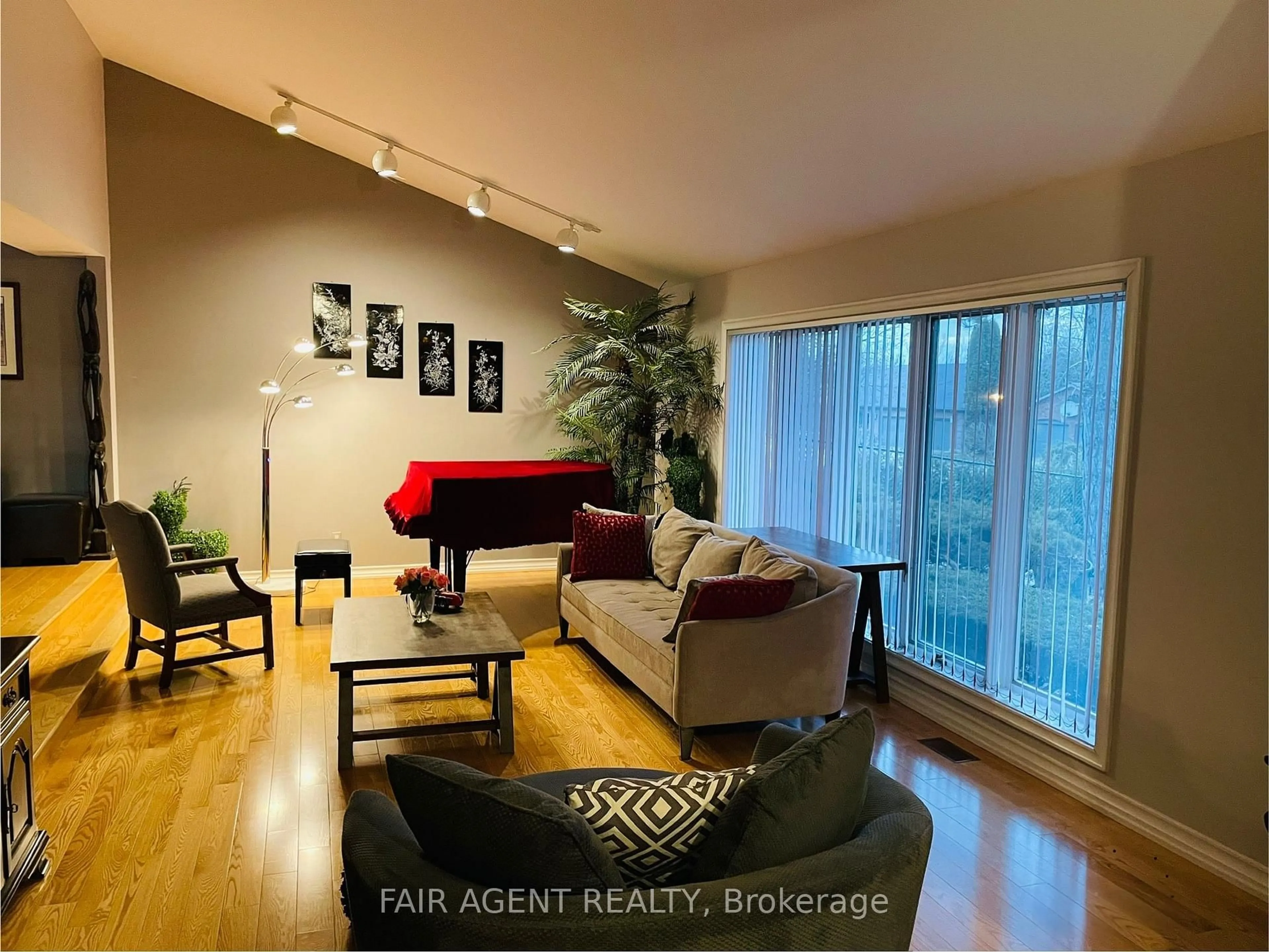 Living room with furniture, wood/laminate floor for 18 TOBIN Crt, London South Ontario N6K 3Y3