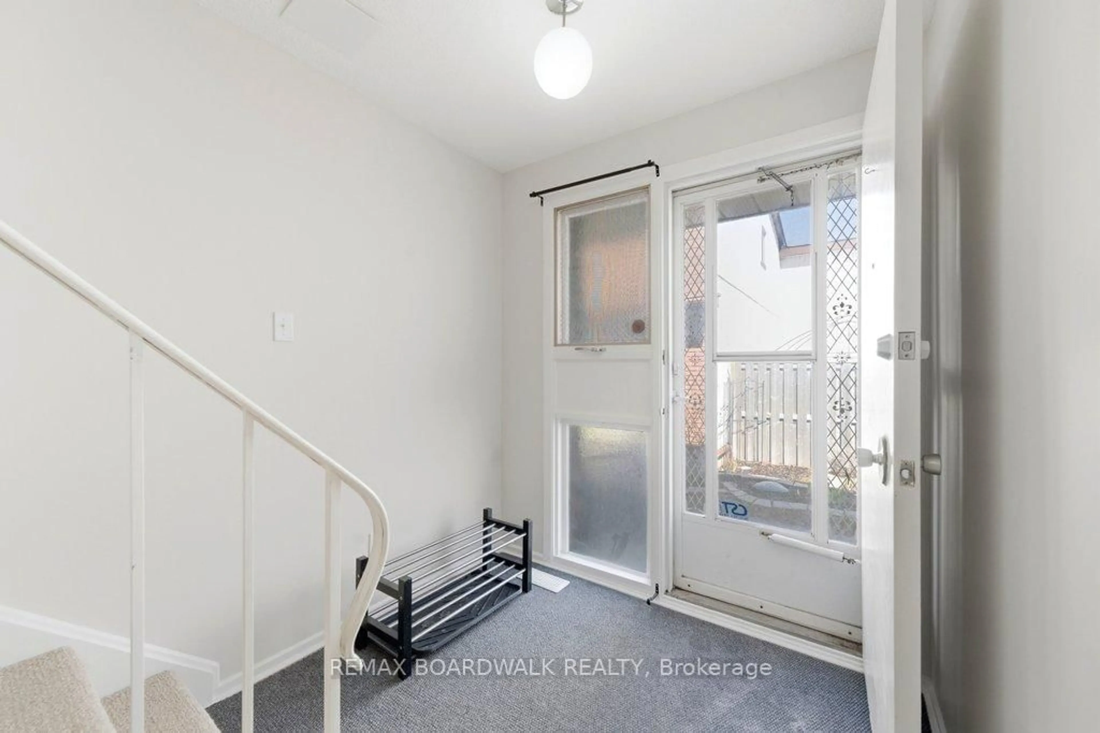 Indoor entryway for 2210 Loyola Ave #47, Ottawa Ontario K1J 8H5