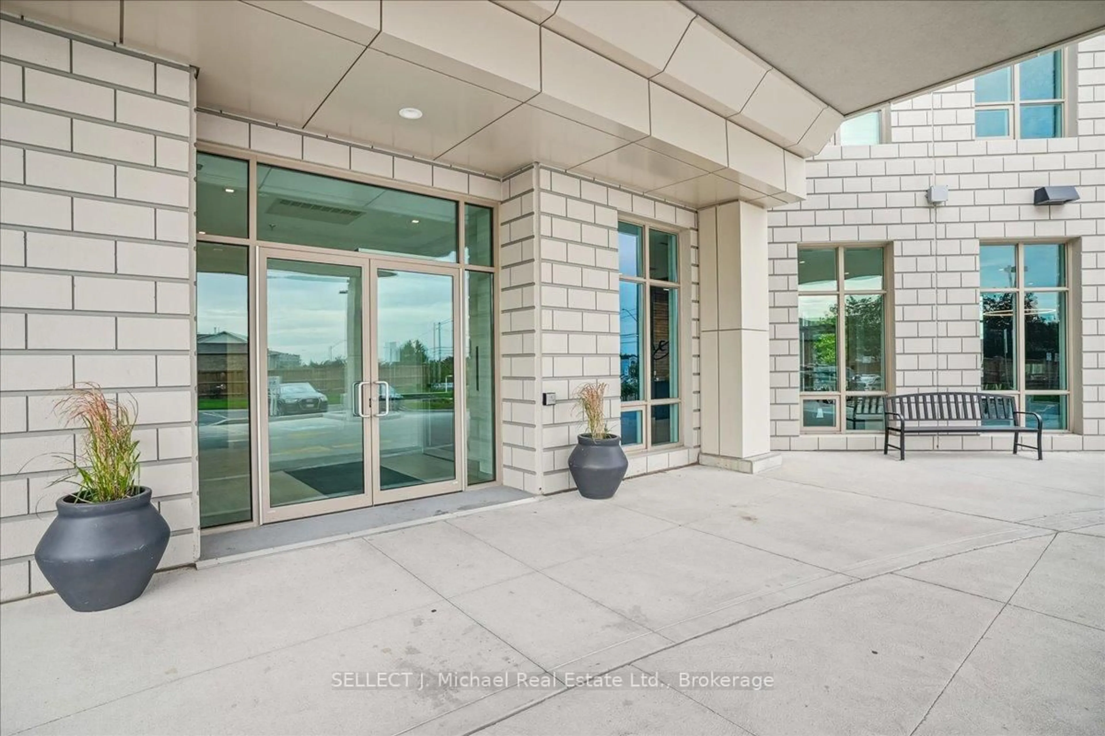 Indoor foyer for 2750 King St #404, Hamilton Ontario L8G 1J4