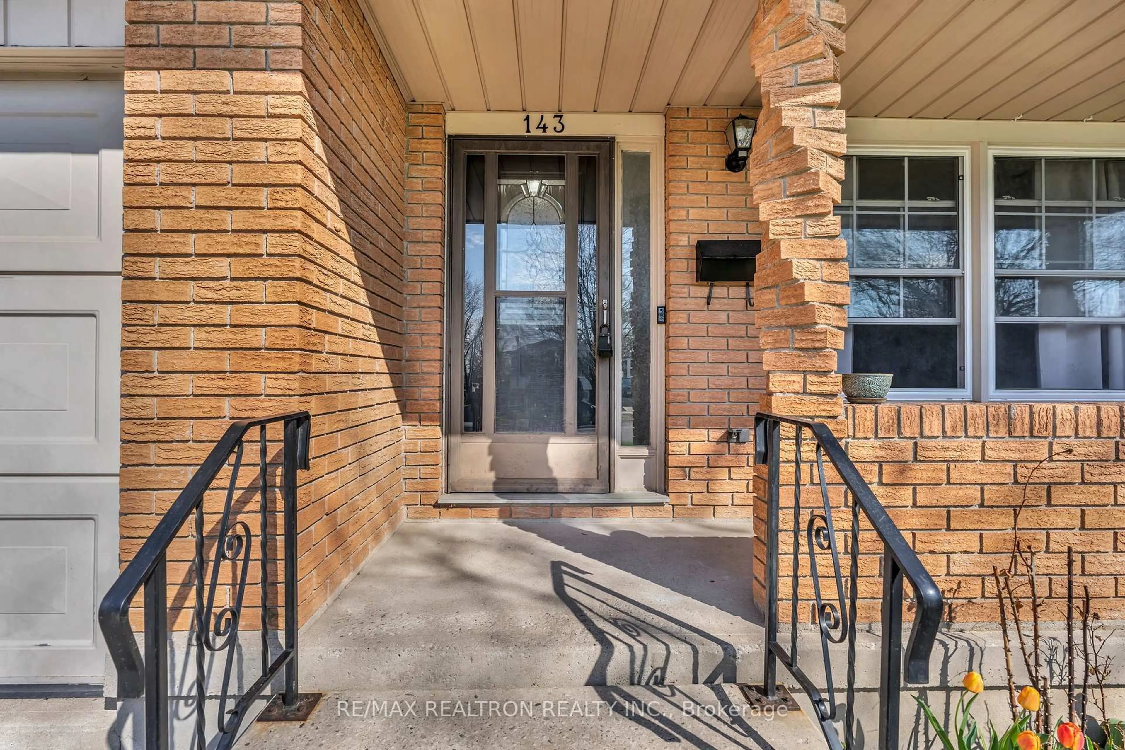 Indoor entryway for 143 Muriel Cres, London South Ontario N6E 2K4