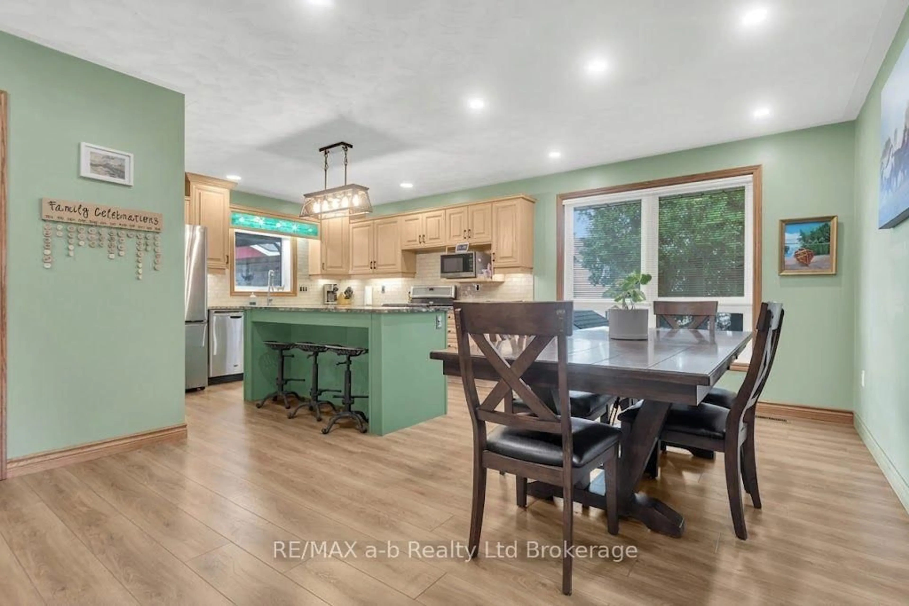 Open concept kitchen, wood/laminate floor for 2 Palmer St, Norwich Ontario N0J 1P0