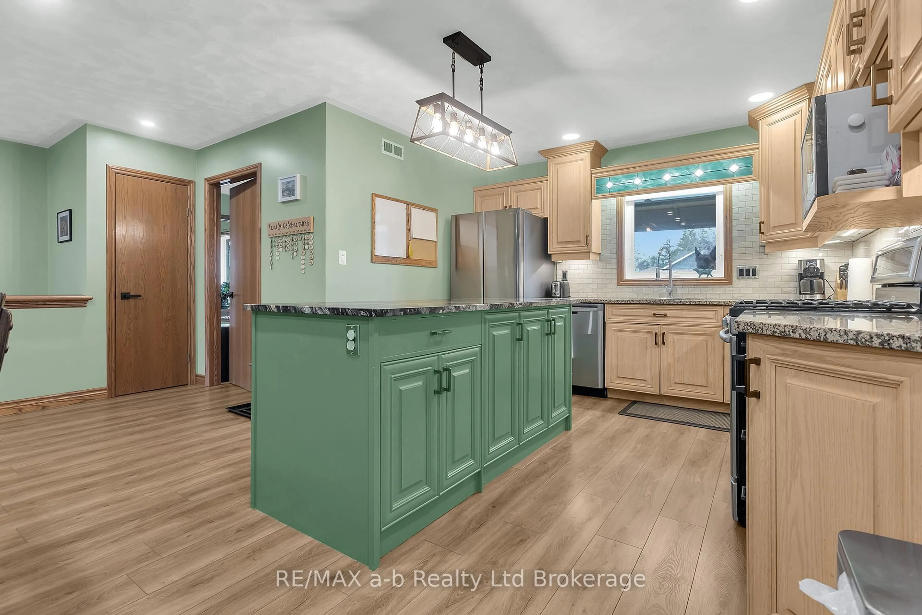 Open concept kitchen, unknown for 2 Palmer St, Norwich Ontario N0J 1P0