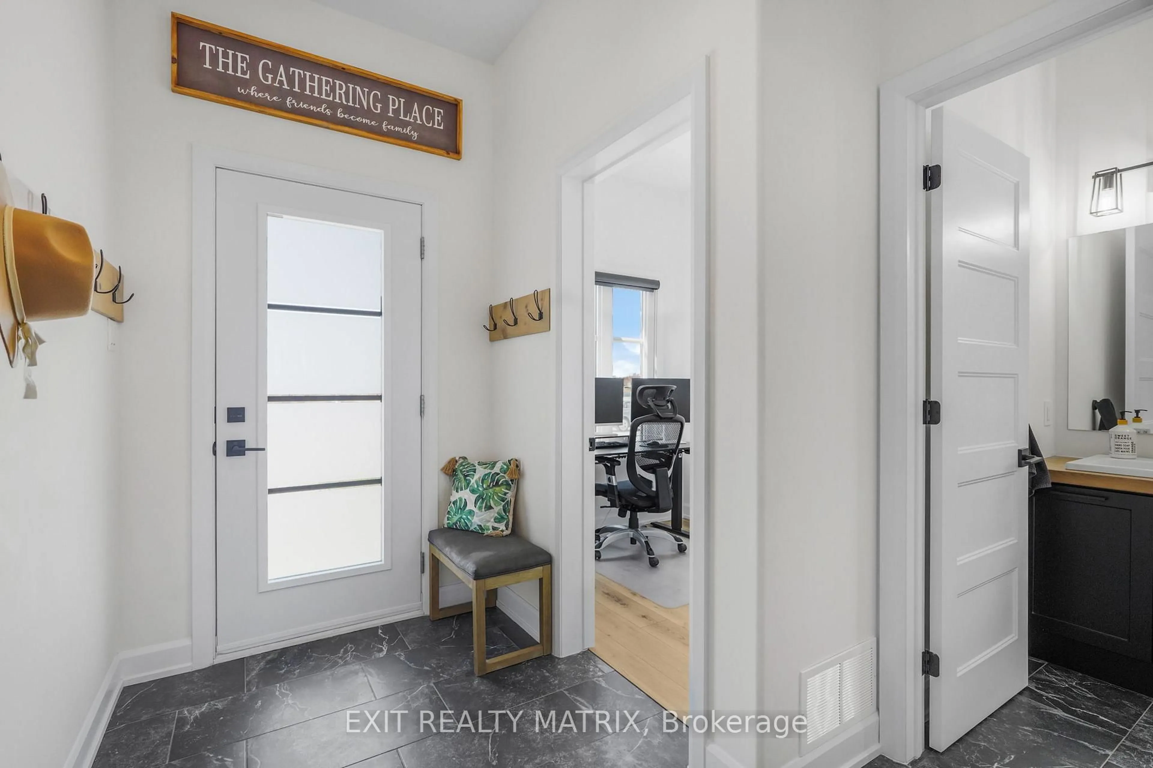 Indoor entryway for 1200 Montblanc Cres, Russell Ontario K0A 1W0