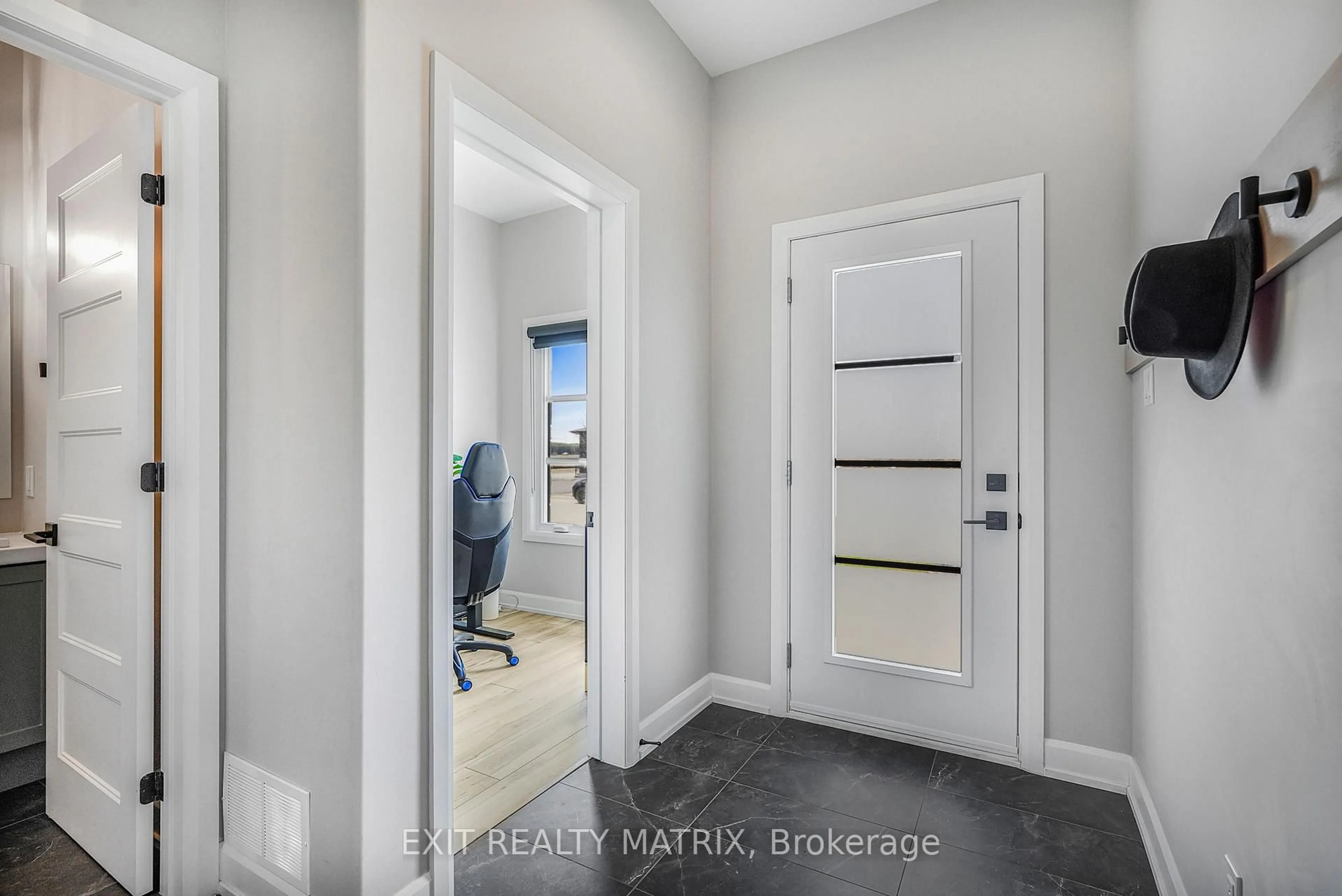 Indoor entryway for 1202 Montblanc Cres, Russell Ontario K0A 1W0