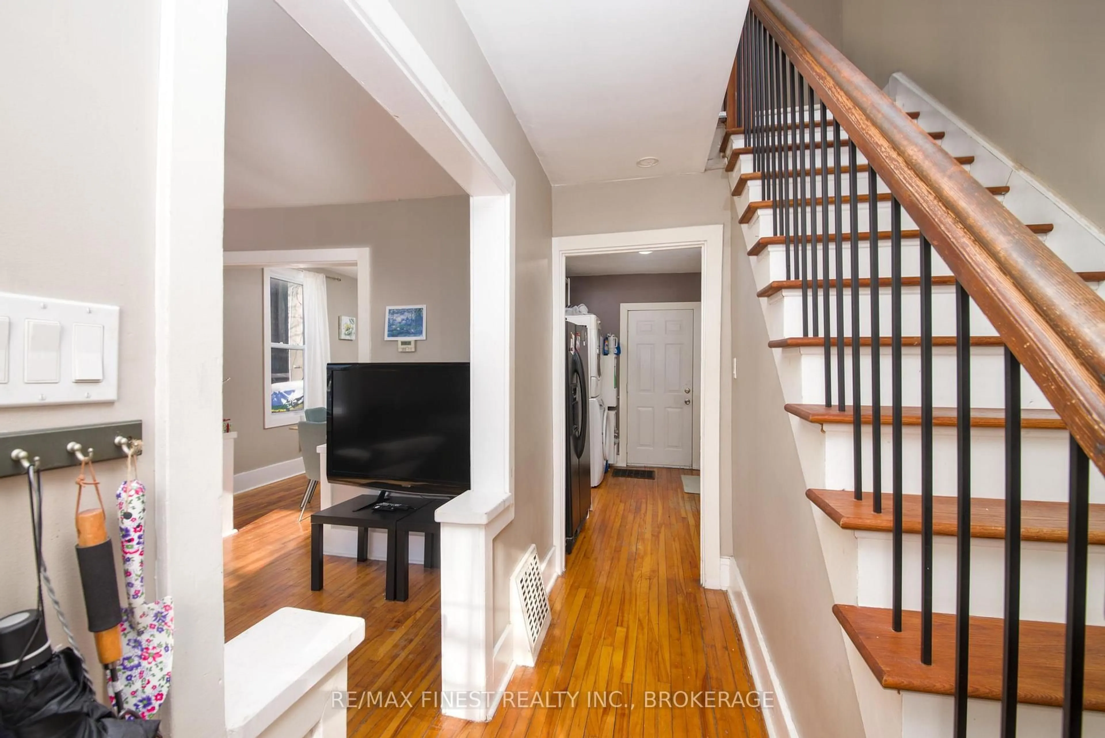 Indoor entryway for 43 Durham St, Kingston Ontario K7L 1J2