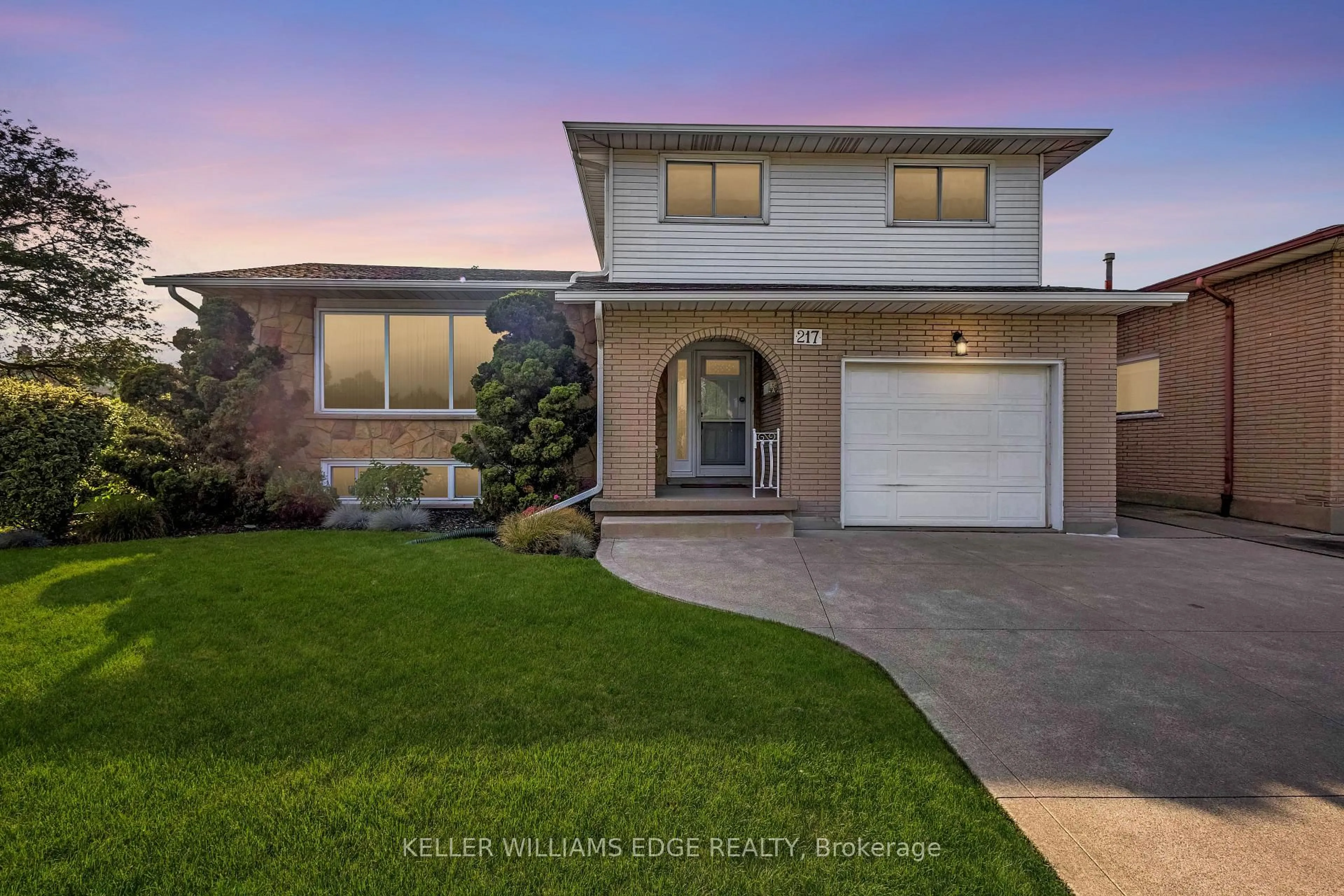 Home with vinyl exterior material, street for 217 Lawnhurst Crt, Hamilton Ontario L8V 4R4