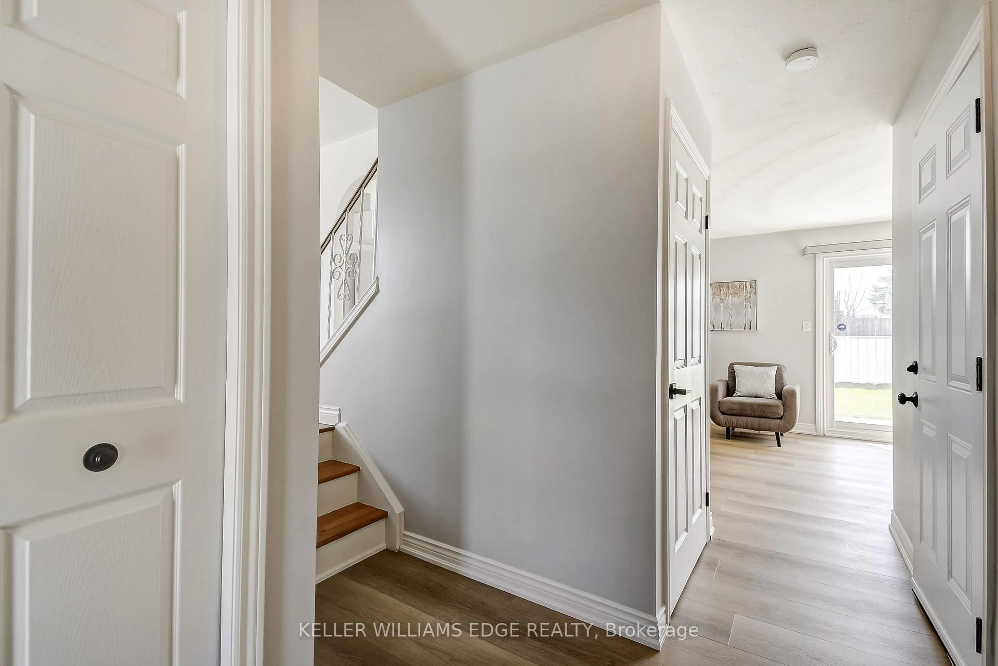 Indoor entryway for 217 Lawnhurst Crt, Hamilton Ontario L8V 4R4