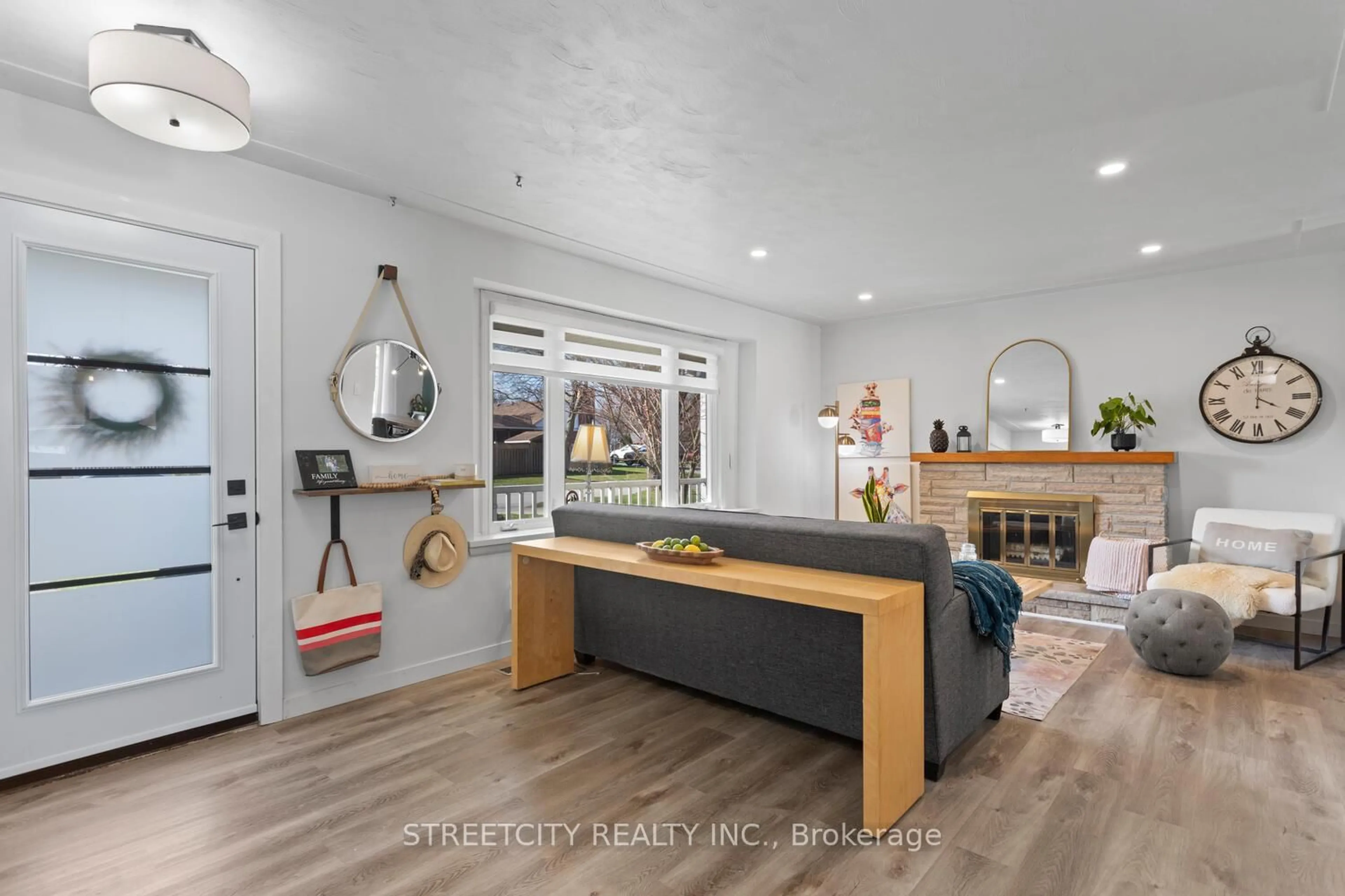 Indoor entryway for 898 Dalkeith Ave, London North Ontario N5X 1R9