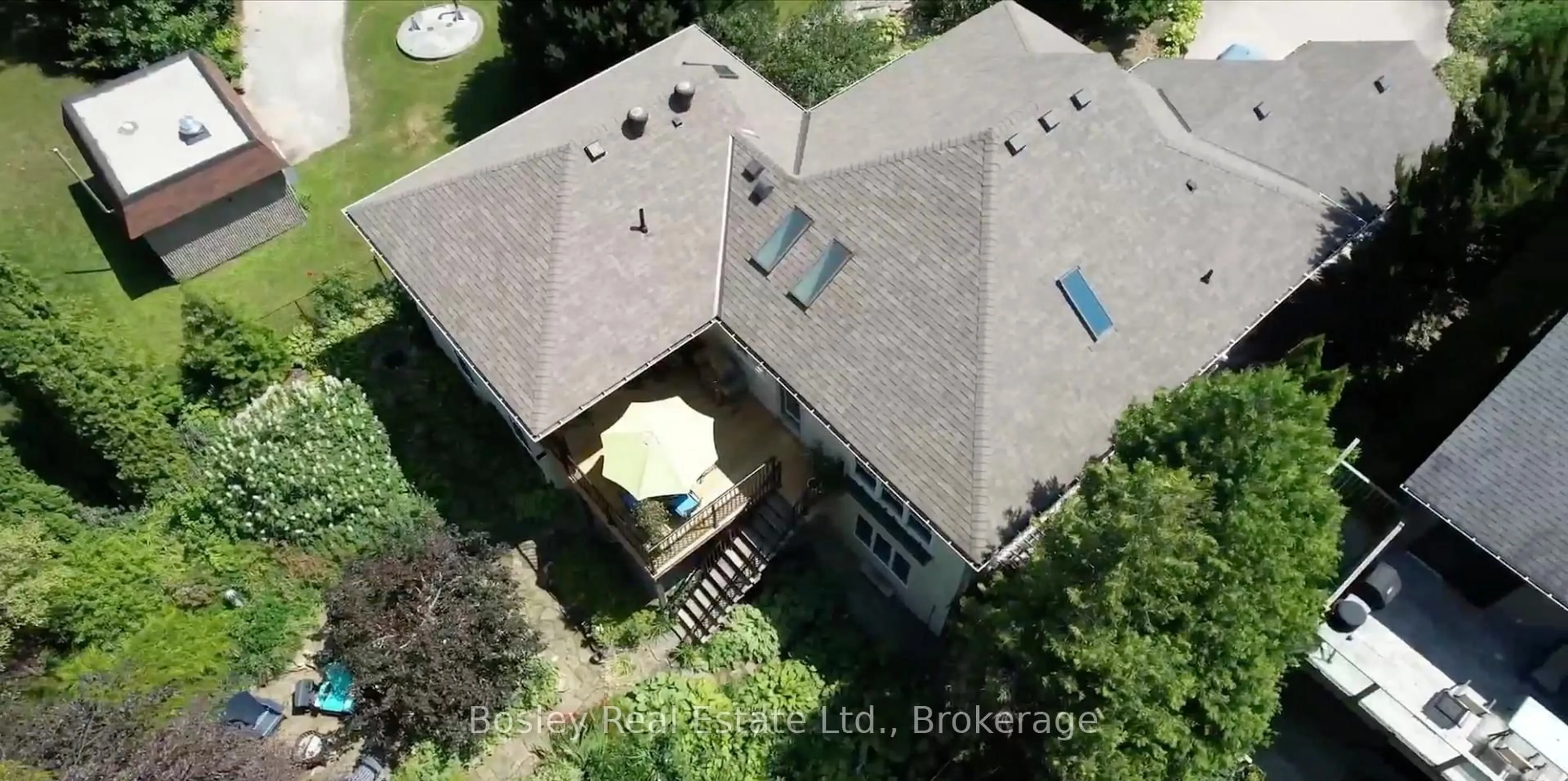 A pic from outside/outdoor area/front of a property/back of a property/a pic from drone, building for 96 Moore Cres, Blue Mountains Ontario N0H 2P0