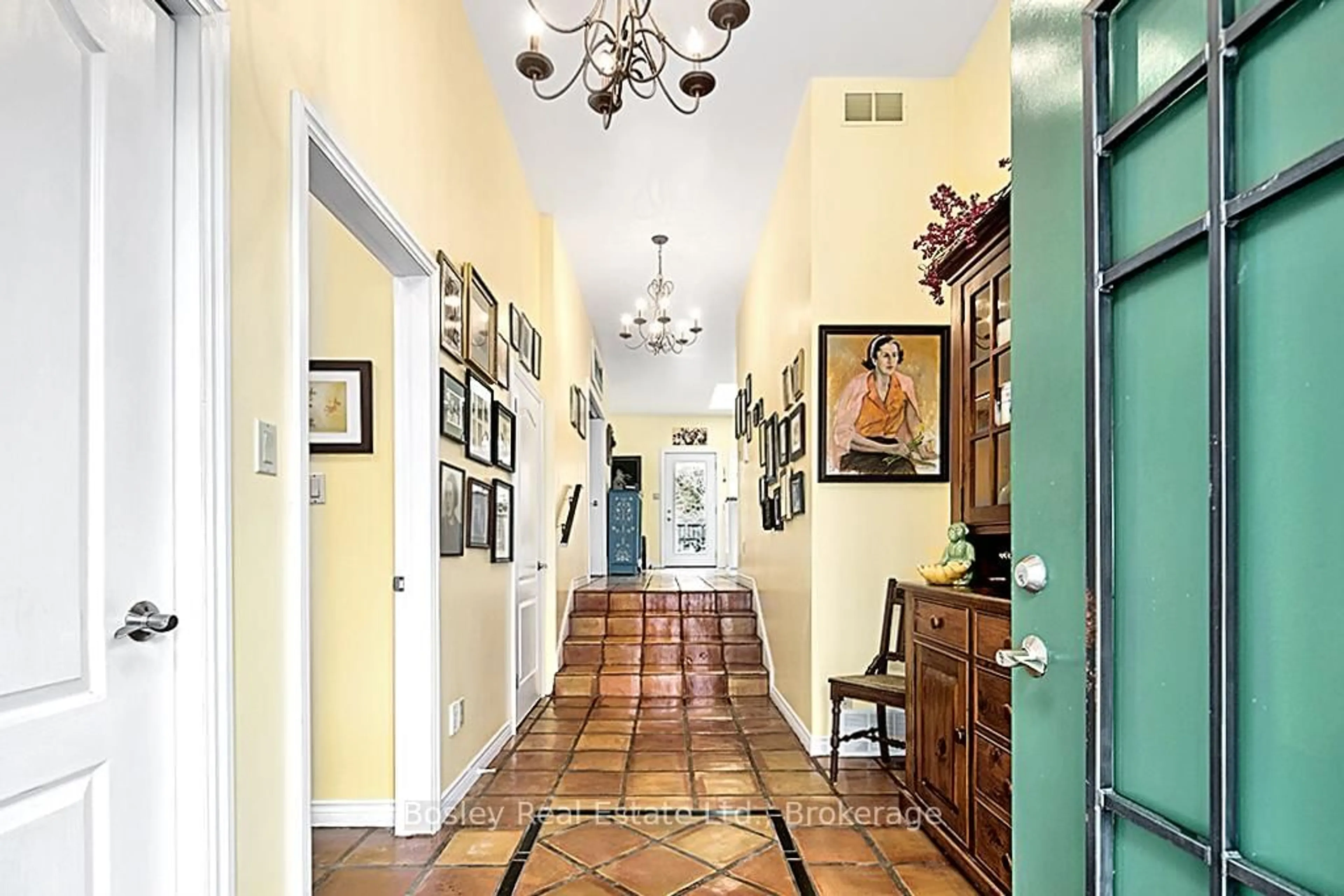 Indoor foyer for 96 Moore Cres, Blue Mountains Ontario N0H 2P0