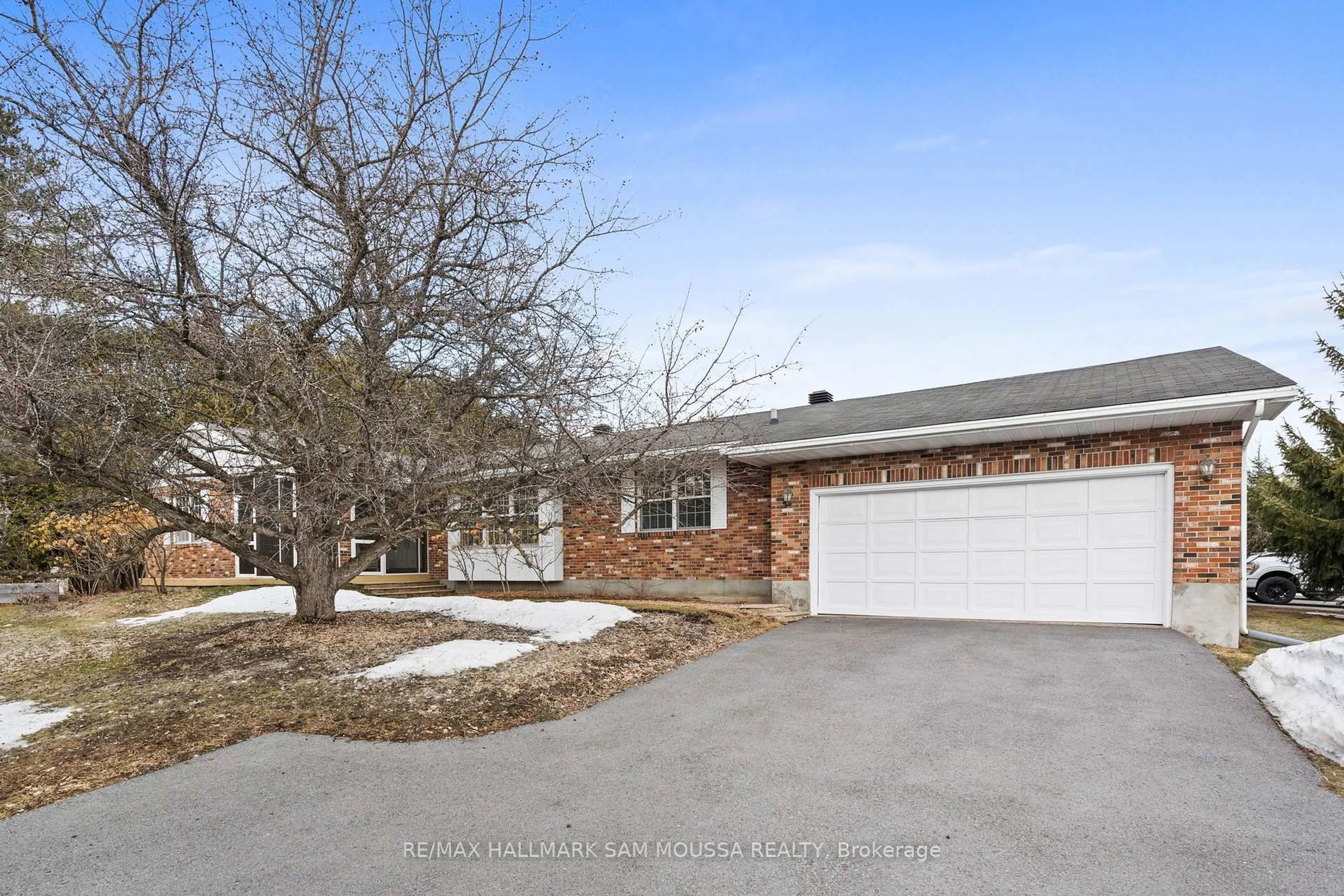 A pic from outside/outdoor area/front of a property/back of a property/a pic from drone, street for 118 Juanita Ave, Carp Ontario K0A 1L0