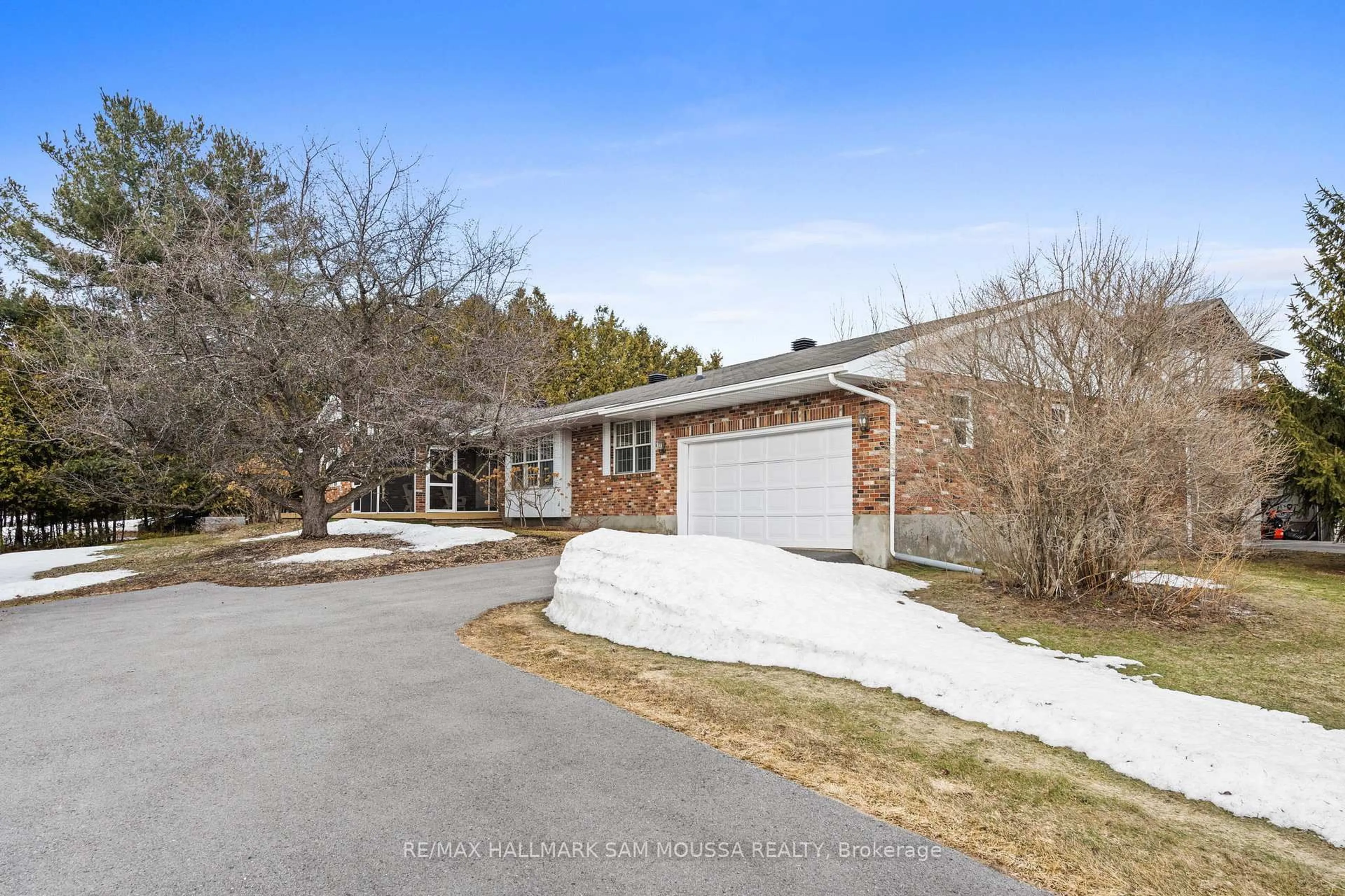 A pic from outside/outdoor area/front of a property/back of a property/a pic from drone, street for 118 Juanita Ave, Carp Ontario K0A 1L0