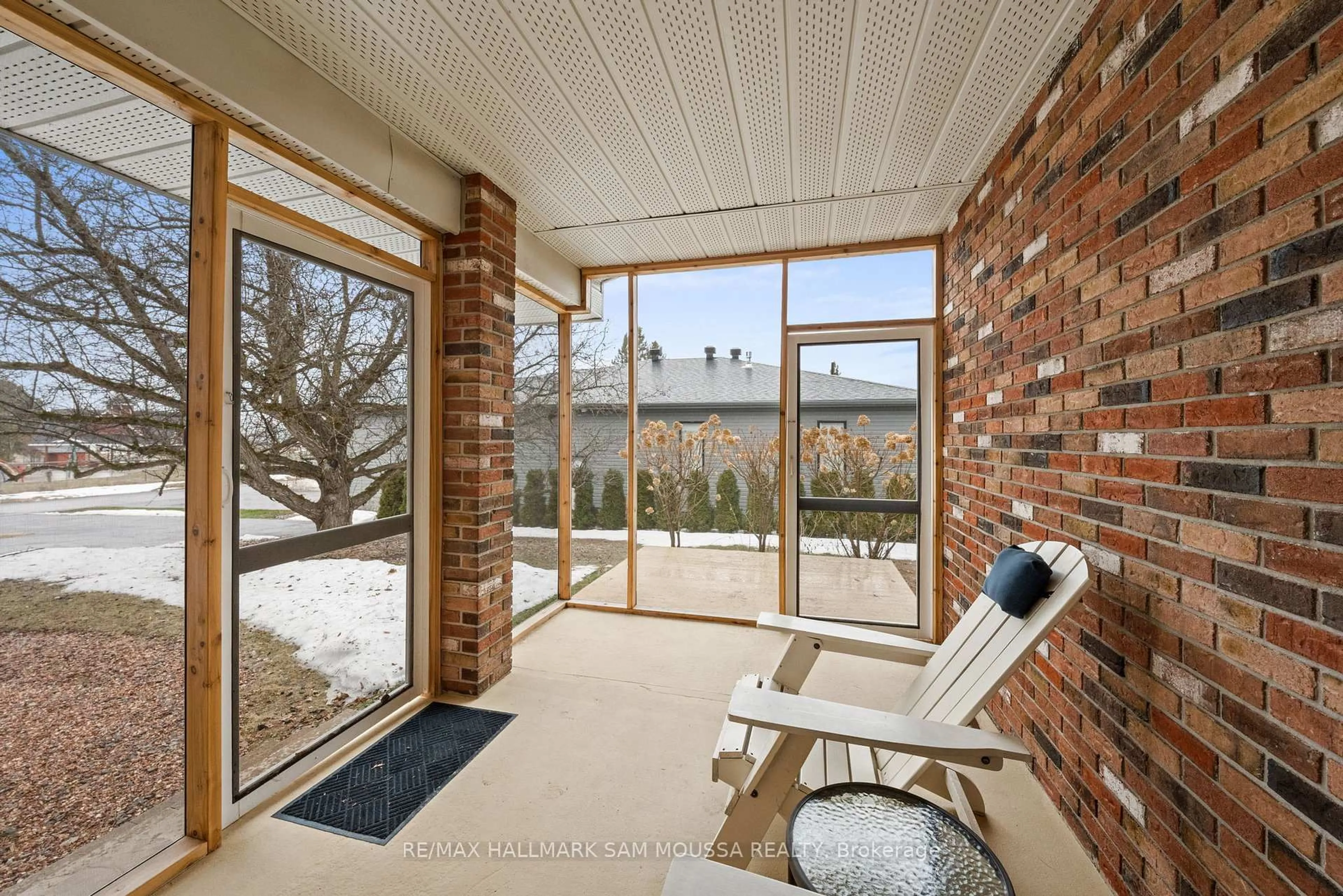 Indoor entryway for 118 Juanita Ave, Carp Ontario K0A 1L0