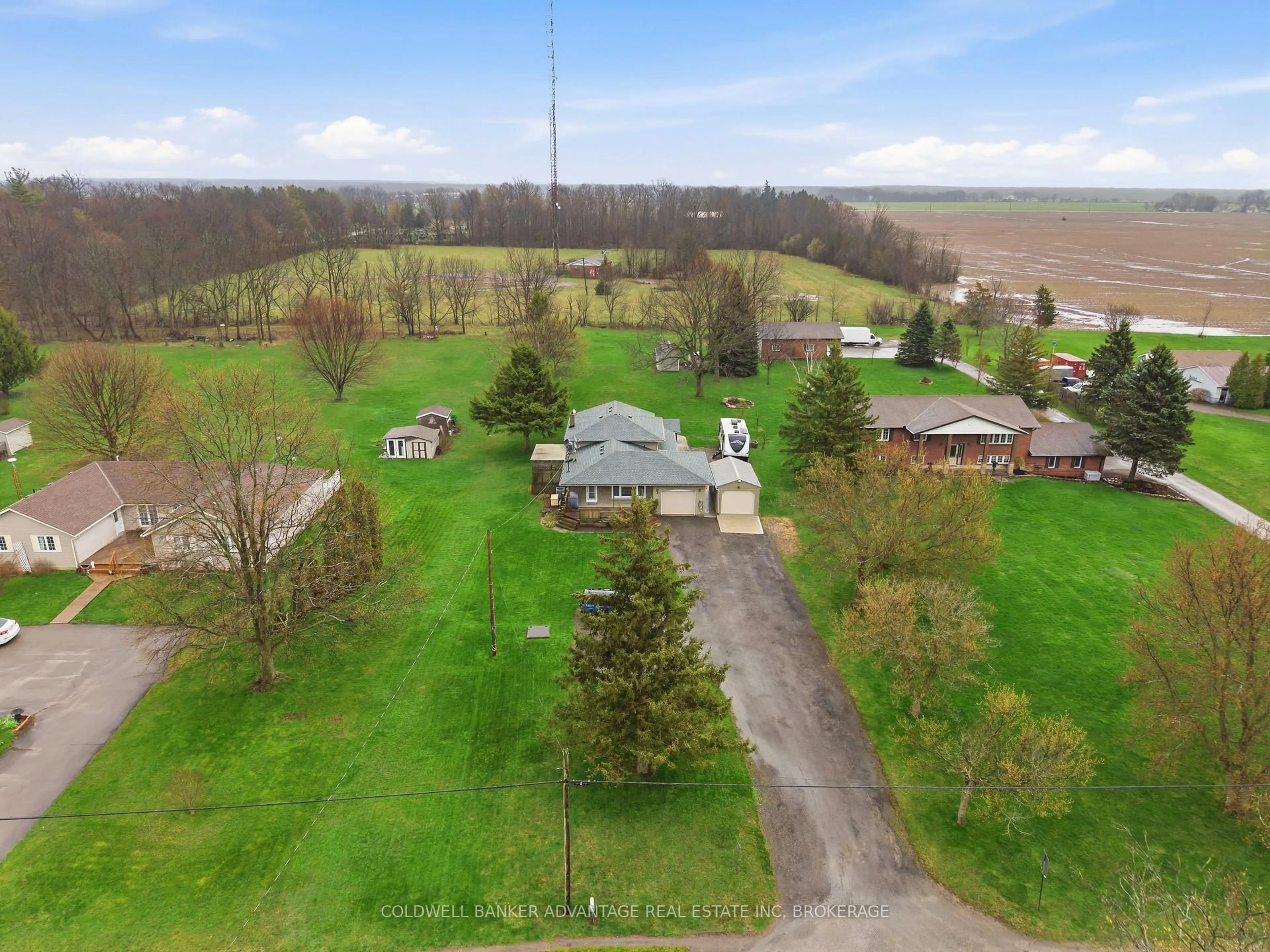 A pic from outside/outdoor area/front of a property/back of a property/a pic from drone, unknown for 2859 Chippawa Rd, Port Colborne Ontario L3K 5V5