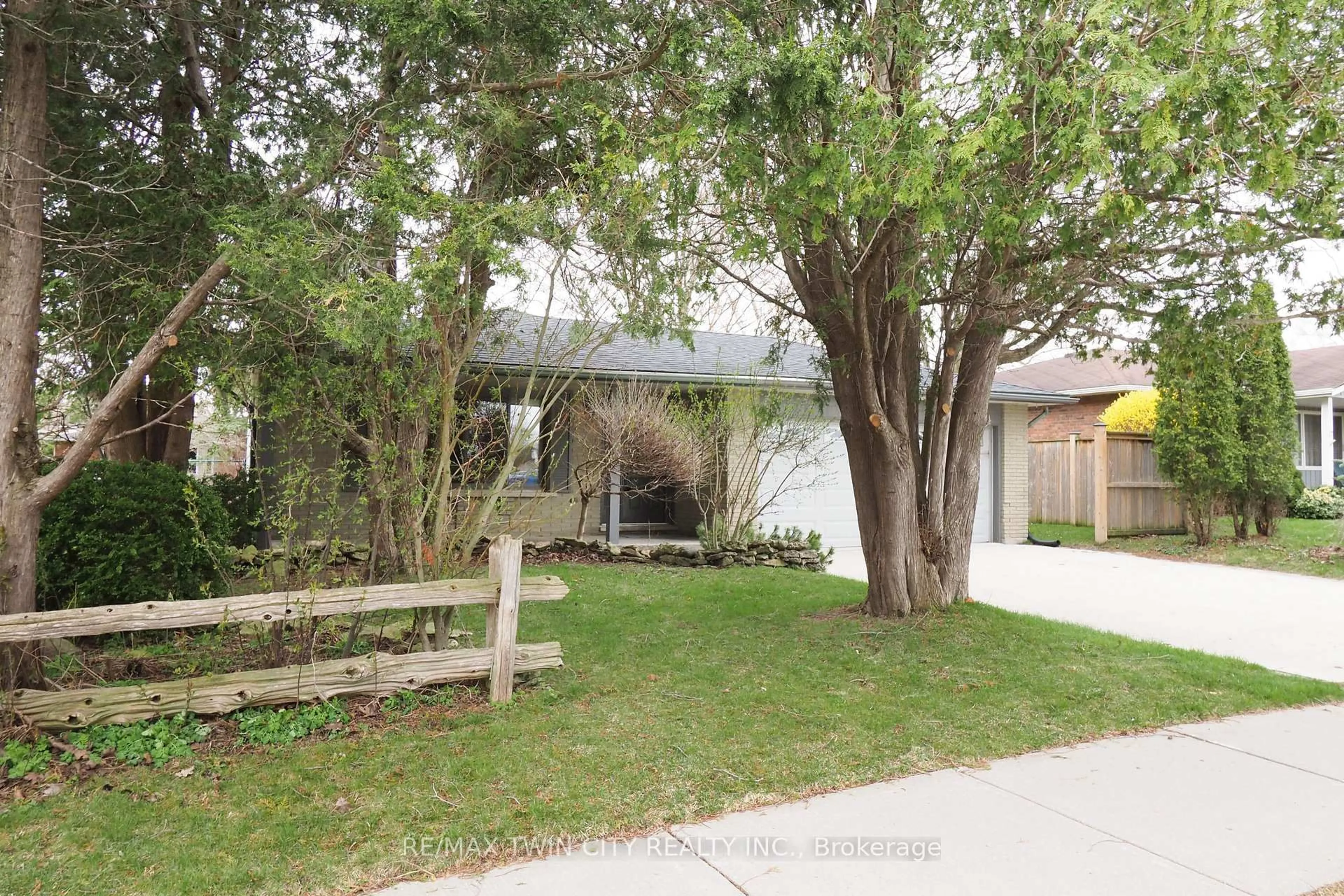 A pic from outside/outdoor area/front of a property/back of a property/a pic from drone, street for 15 Mockingbird Dr, Woolwich Ontario N3B 1S9