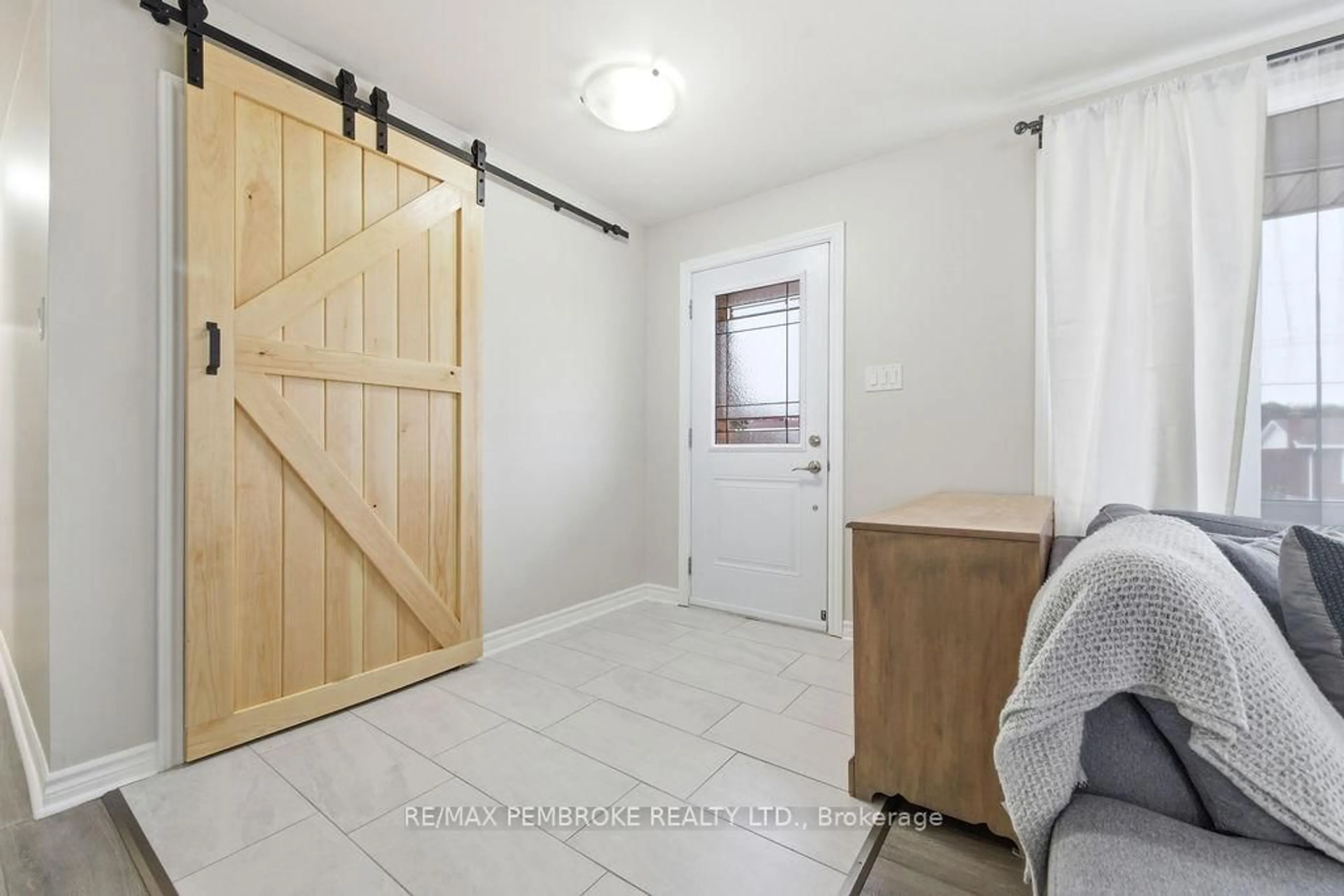 Indoor entryway for 34 John St, Petawawa Ontario K8H 1S7