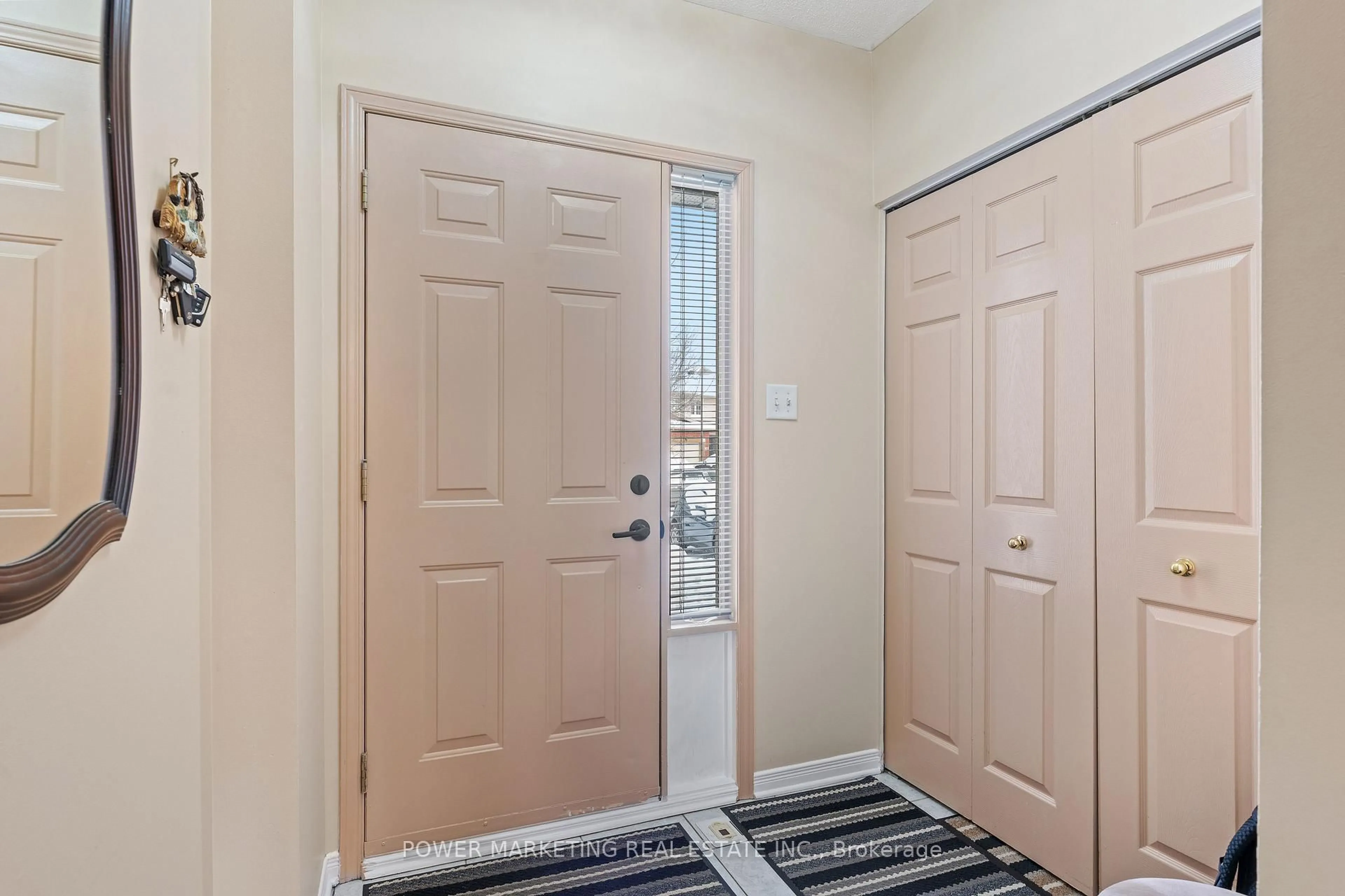 Indoor entryway for 1096 BALLANTYNE Dr, Ottawa Ontario K4A 4C6