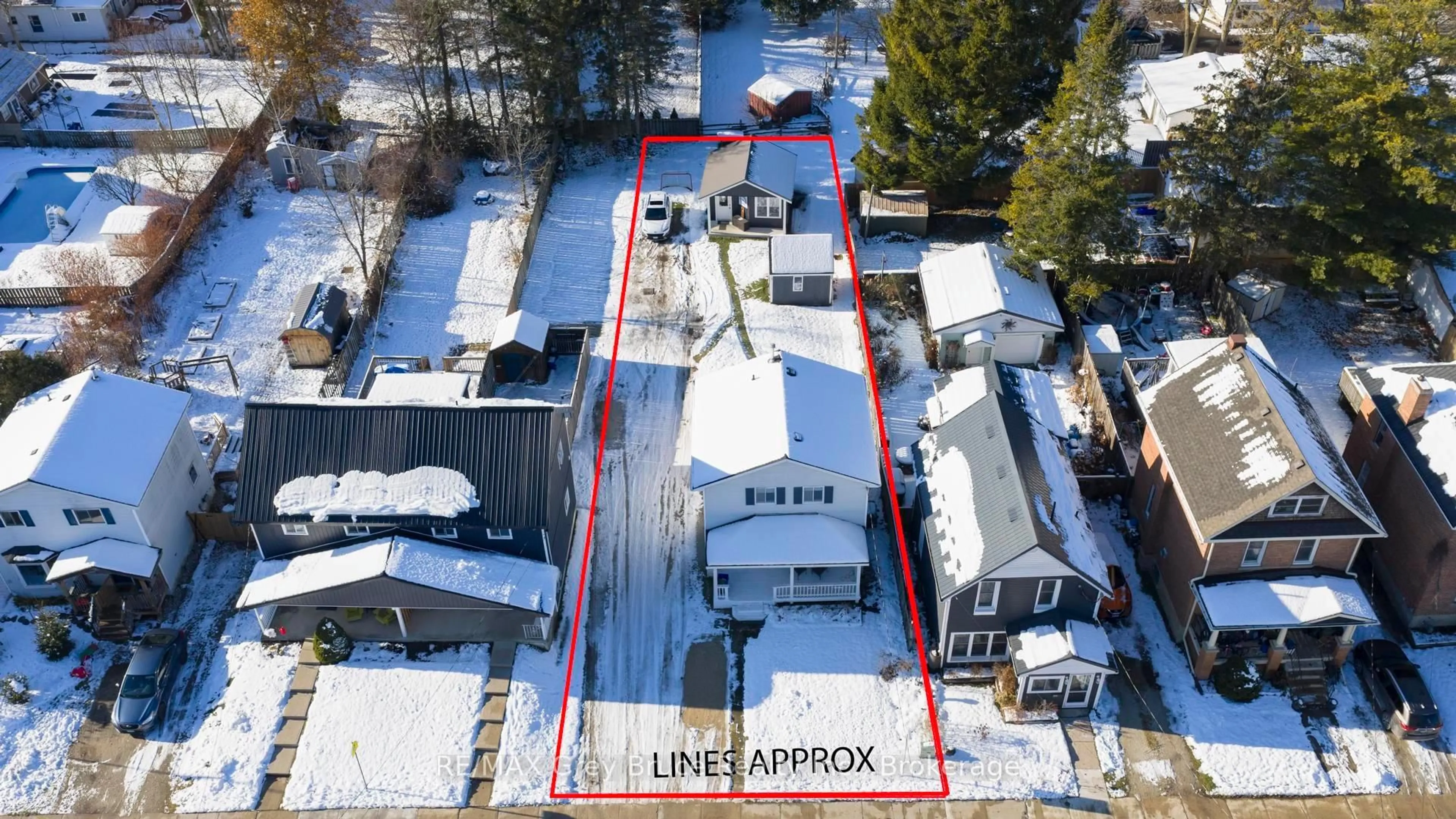 A pic from outside/outdoor area/front of a property/back of a property/a pic from drone, street for 1666 3rd Ave, Owen Sound Ontario N4K 4R4