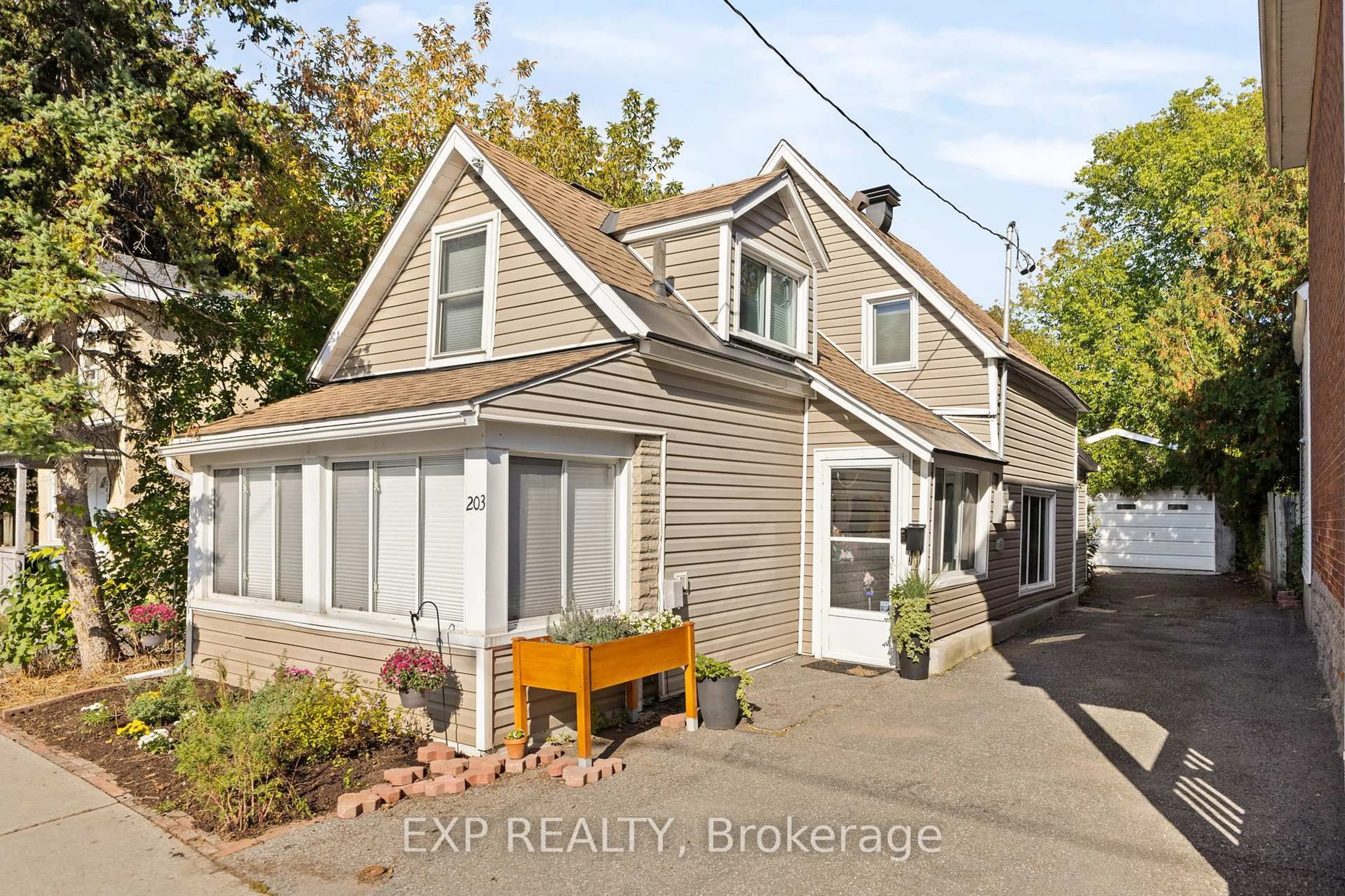 A pic from outside/outdoor area/front of a property/back of a property/a pic from drone, street for 203 Carruthers Ave, Ottawa Ontario K1Y 1N6