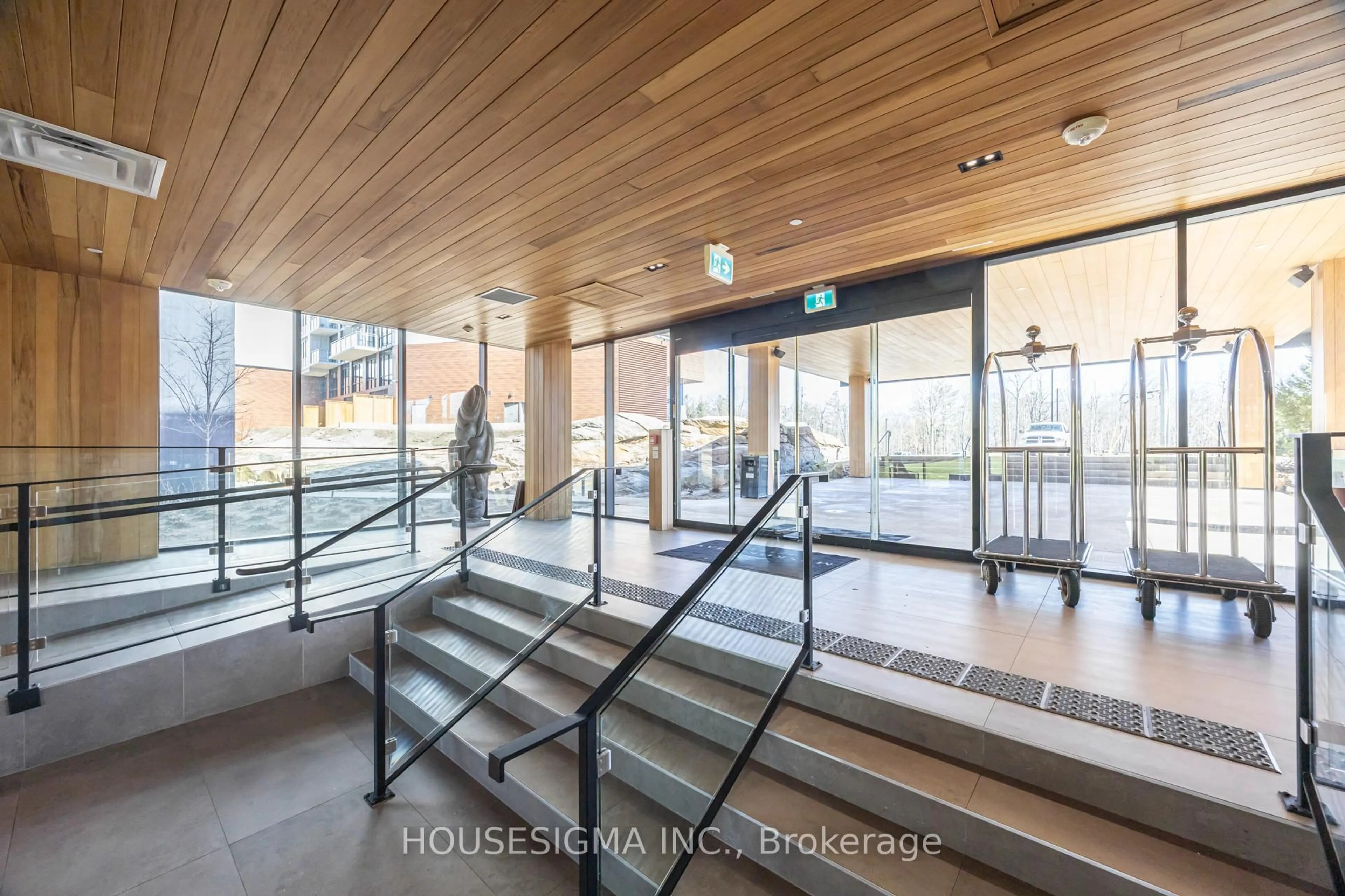 Indoor foyer for 120 Carrick Tr #313, Gravenhurst Ontario P1P 0A2