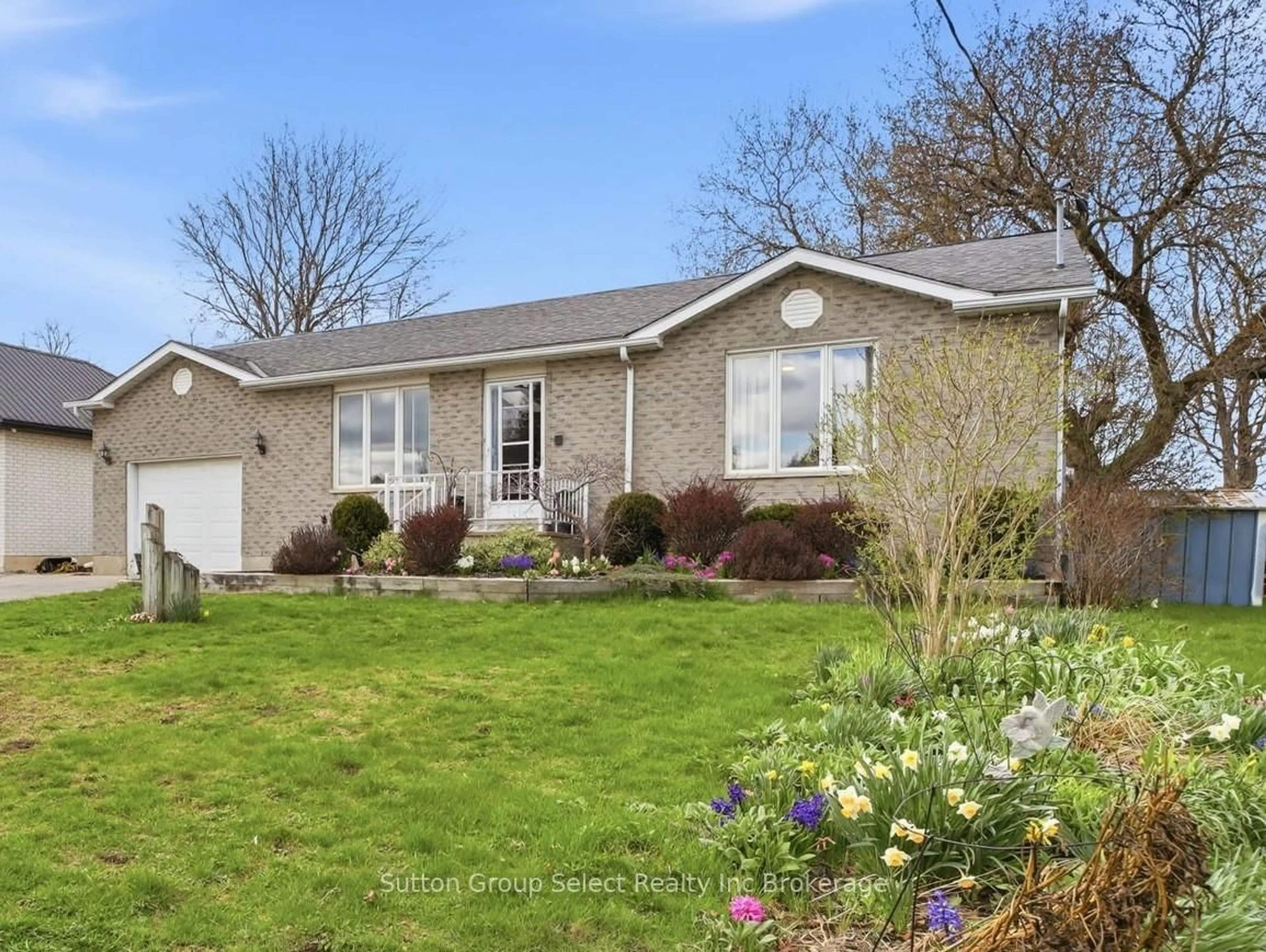 Home with vinyl exterior material, street for 383925 Salford Rd, South-West Oxford Ontario N0J 1W0