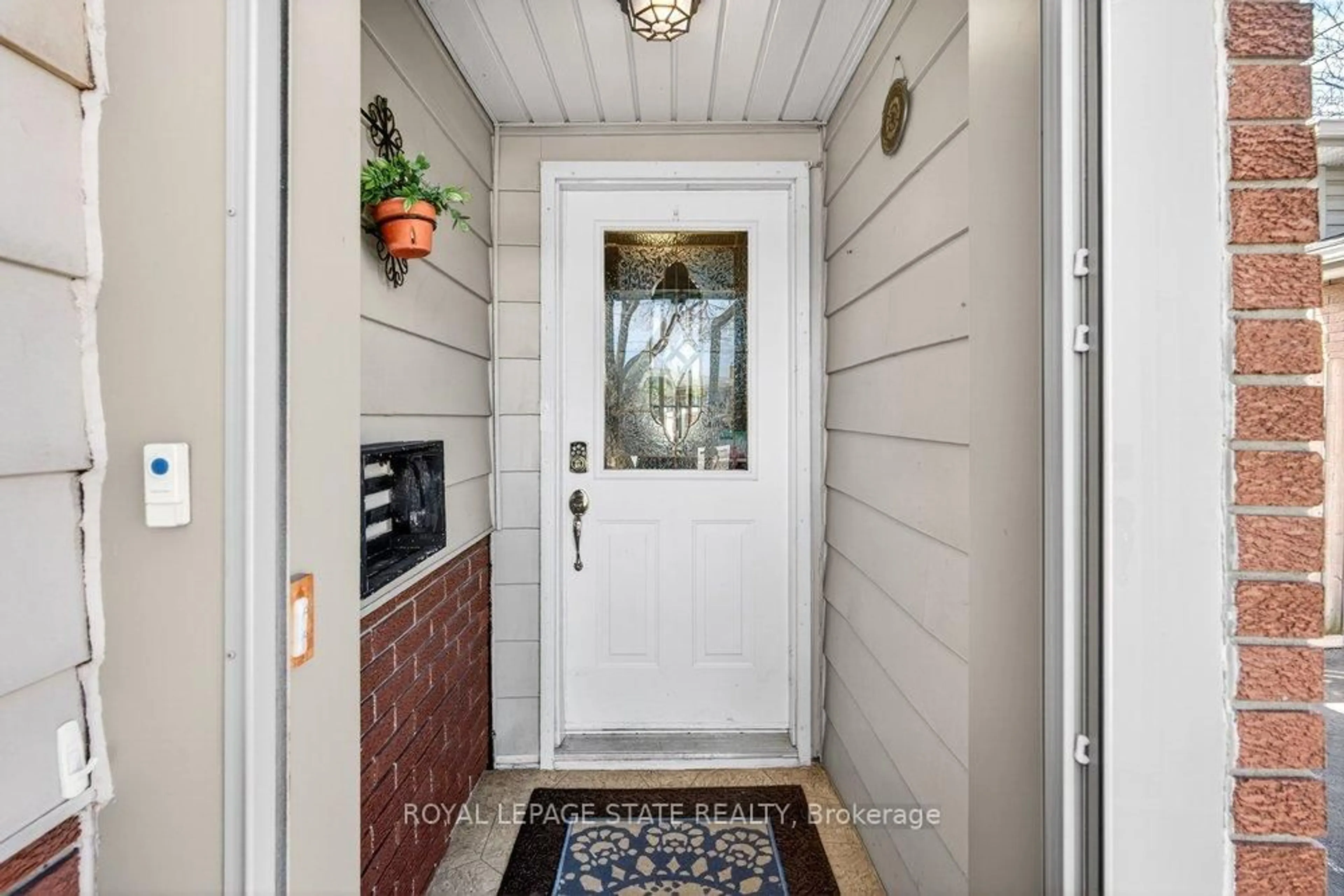 Indoor entryway for 368 Carson Dr, Hamilton Ontario L8T 4V1
