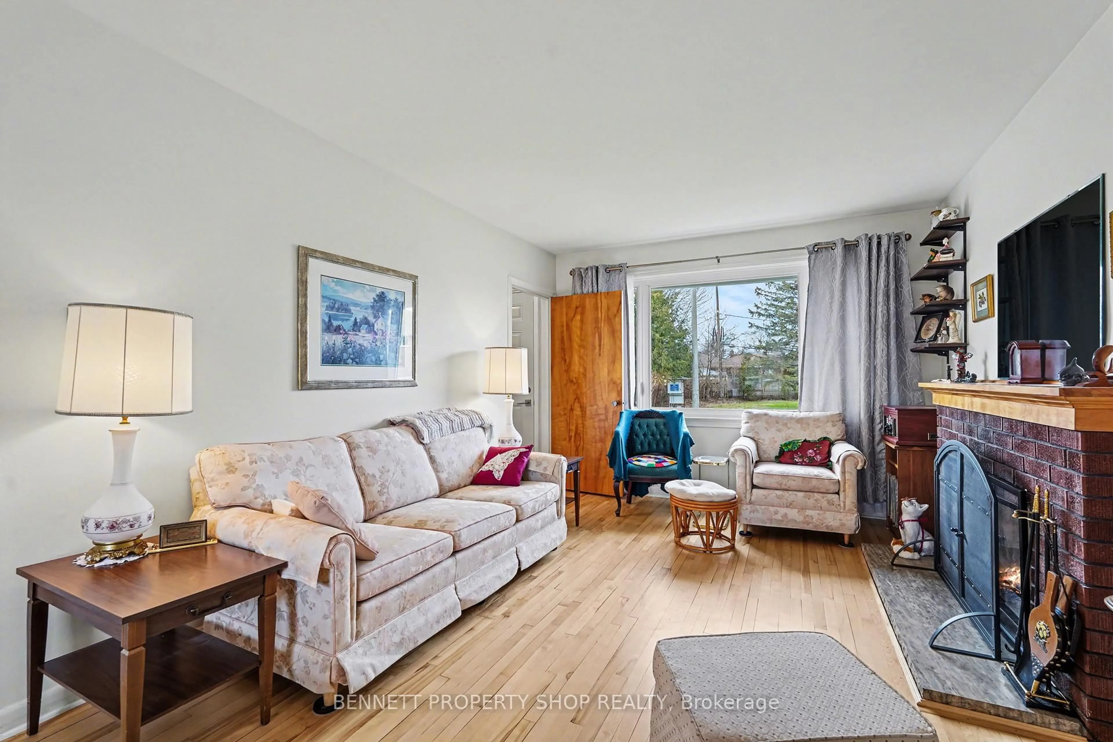 Living room with furniture, wood/laminate floor for 1953 Saunderson Dr, Ottawa Ontario K1G 2C8