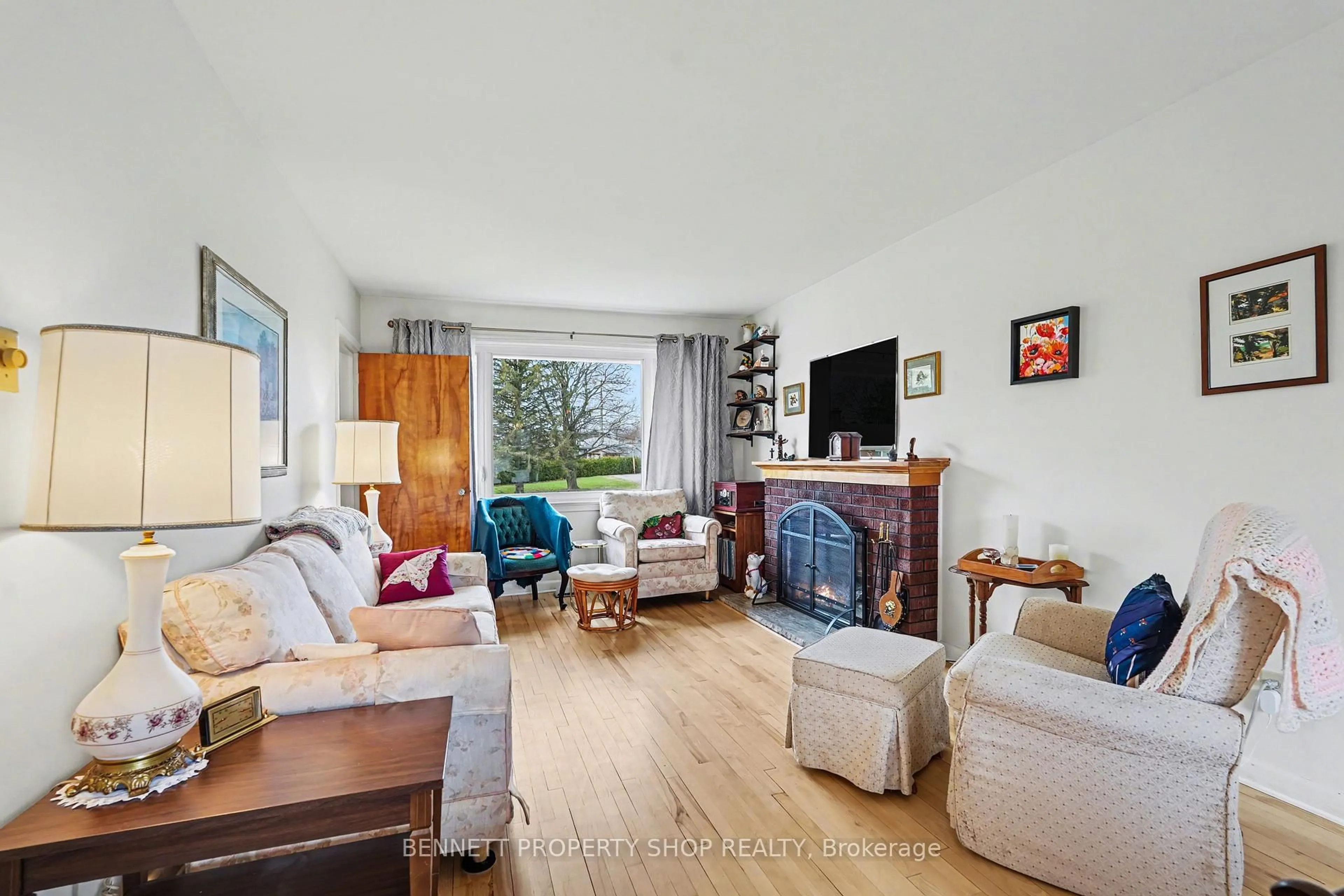 Living room with furniture, wood/laminate floor for 1953 Saunderson Dr, Ottawa Ontario K1G 2C8