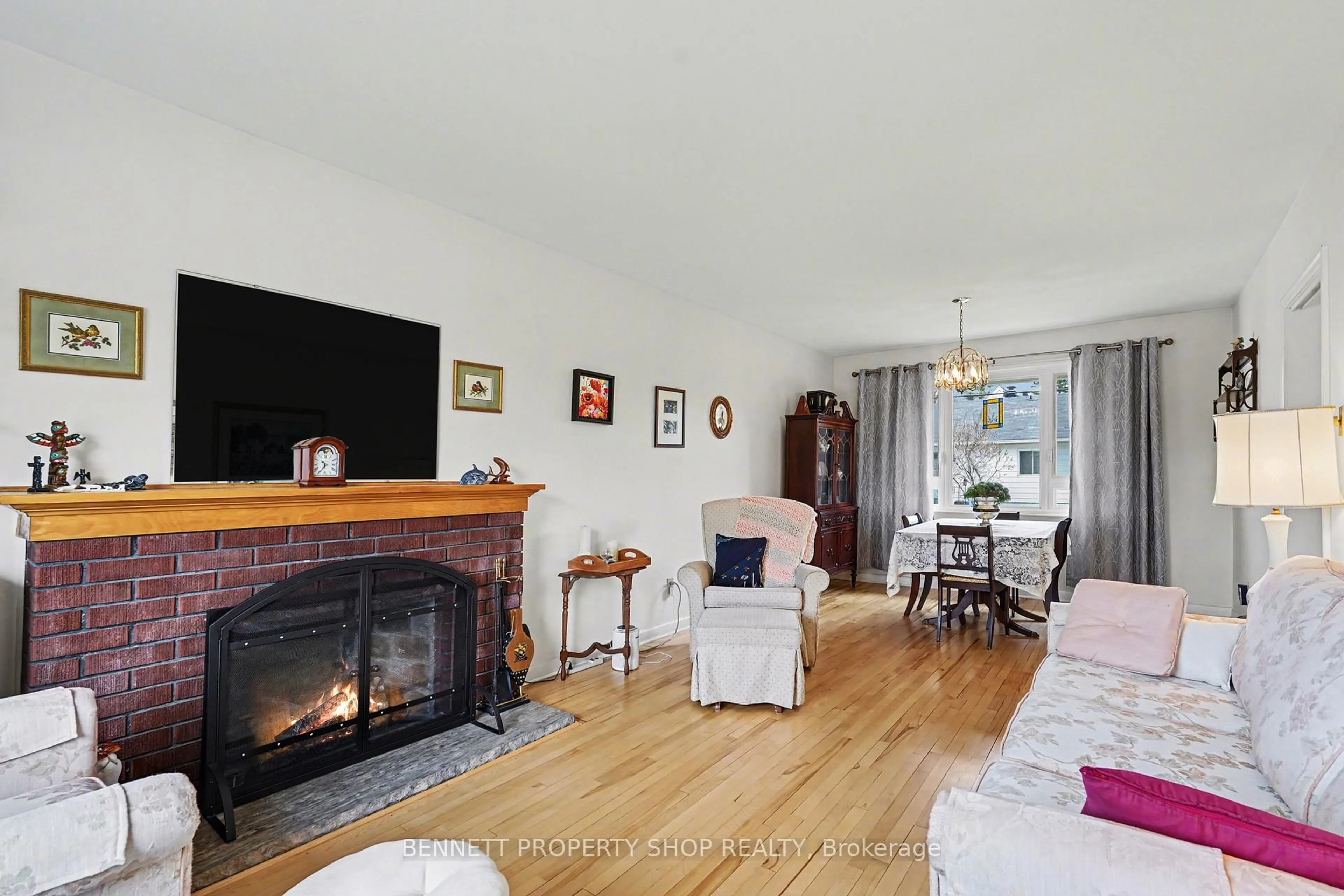 Living room with furniture, wood/laminate floor for 1953 Saunderson Dr, Ottawa Ontario K1G 2C8