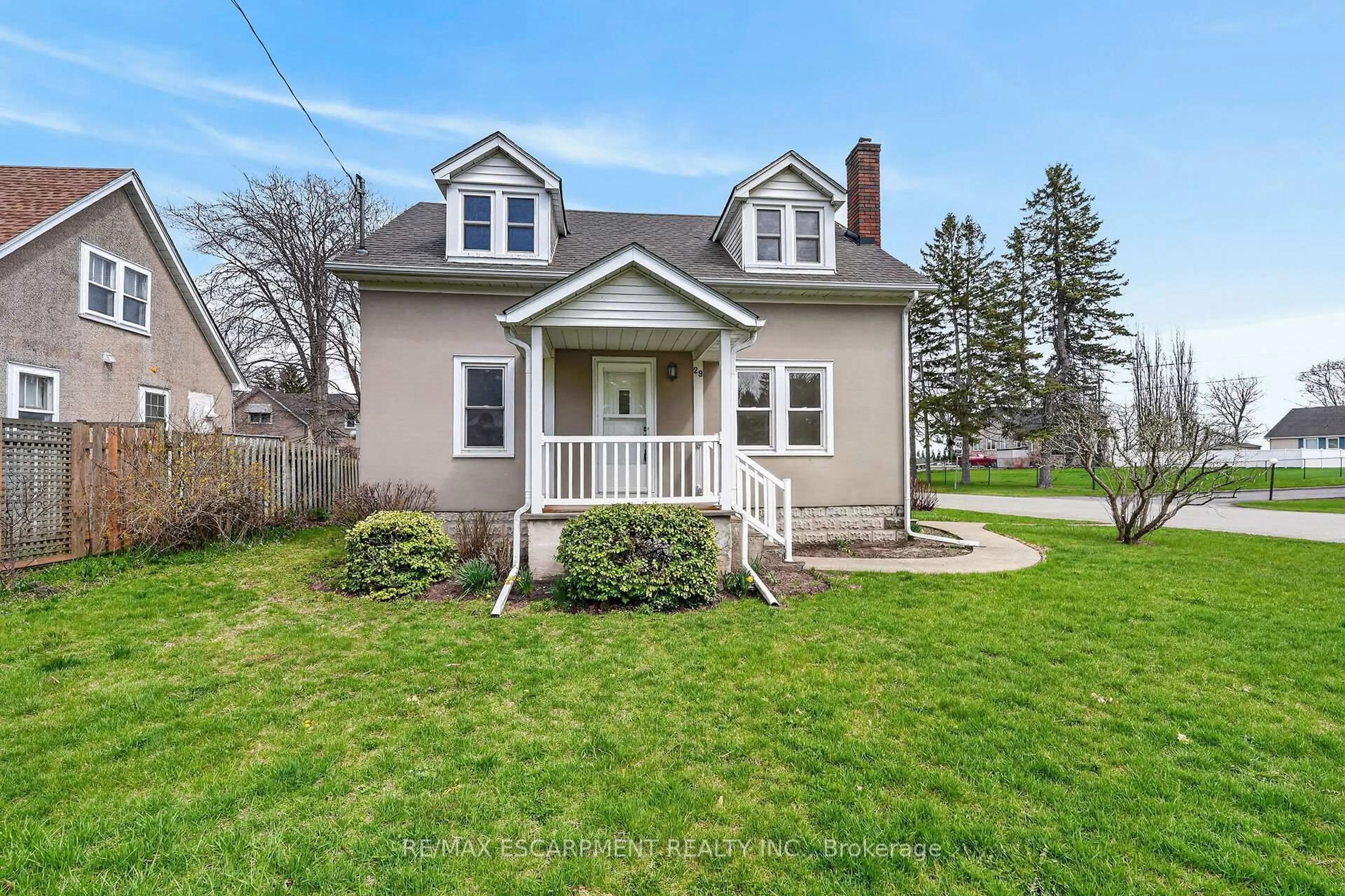 Home with vinyl exterior material, street for 29 Rosemount Ave, Port Colborne Ontario L3K 5P8