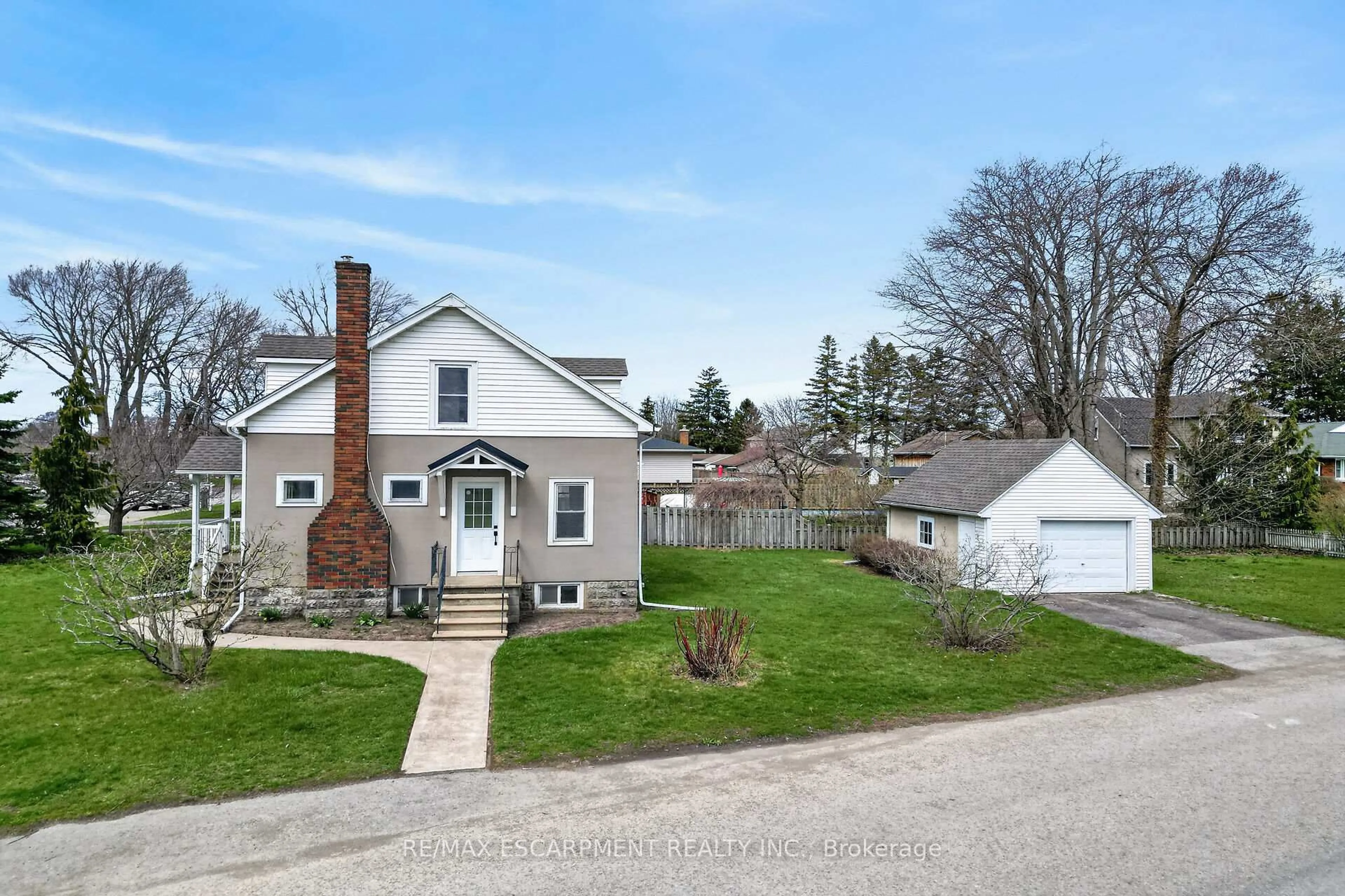 A pic from outside/outdoor area/front of a property/back of a property/a pic from drone, street for 29 Rosemount Ave, Port Colborne Ontario L3K 5P8