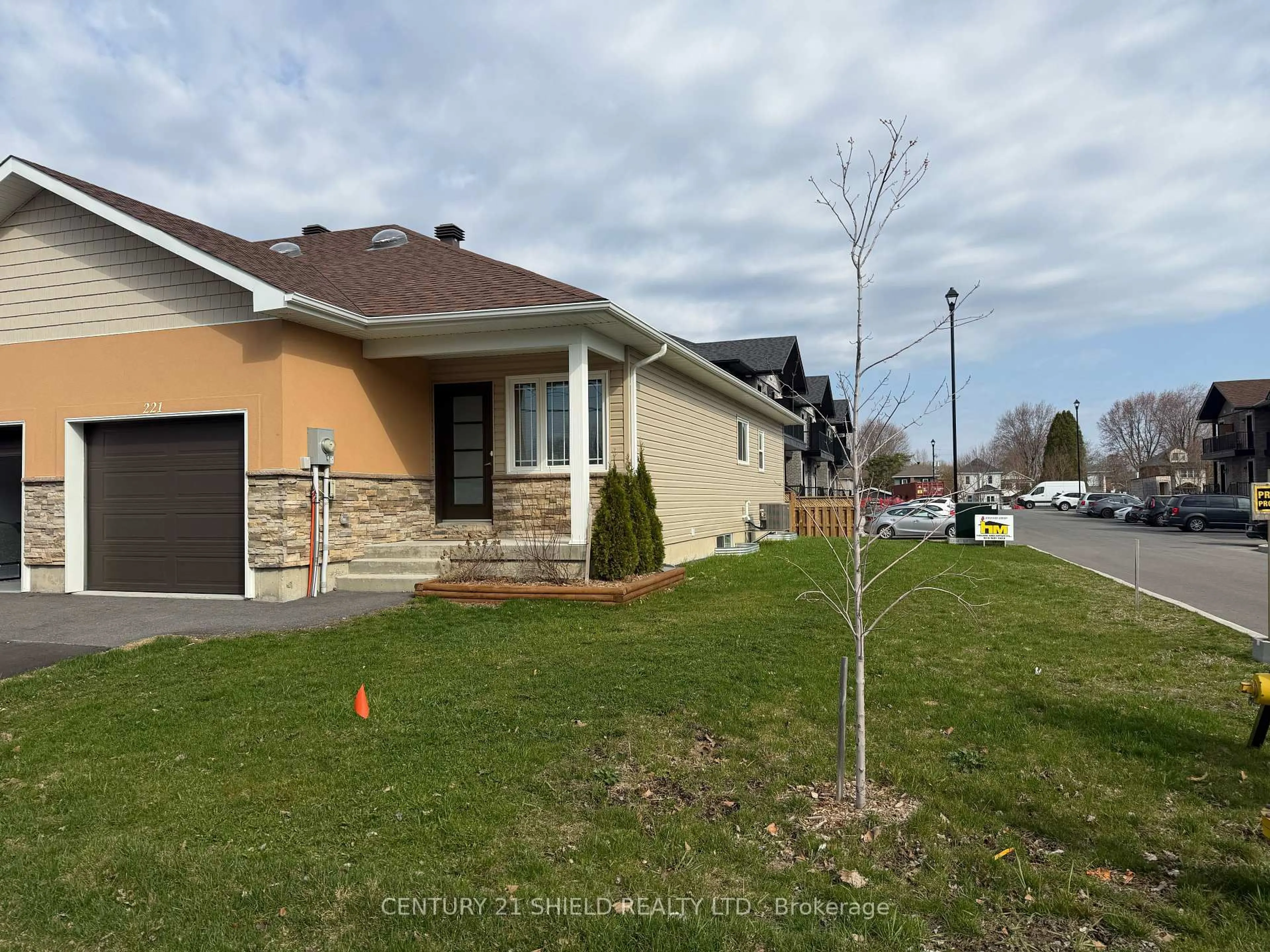 Unknown for 221 Third St, Cornwall Ontario K6J 0B6