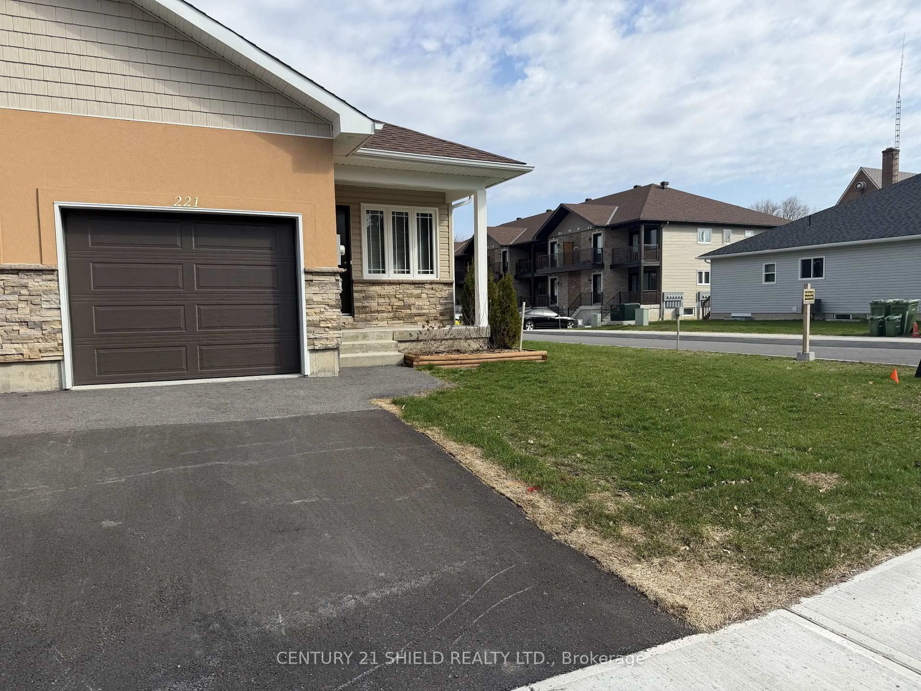 Unknown for 221 Third St, Cornwall Ontario K6J 0B6