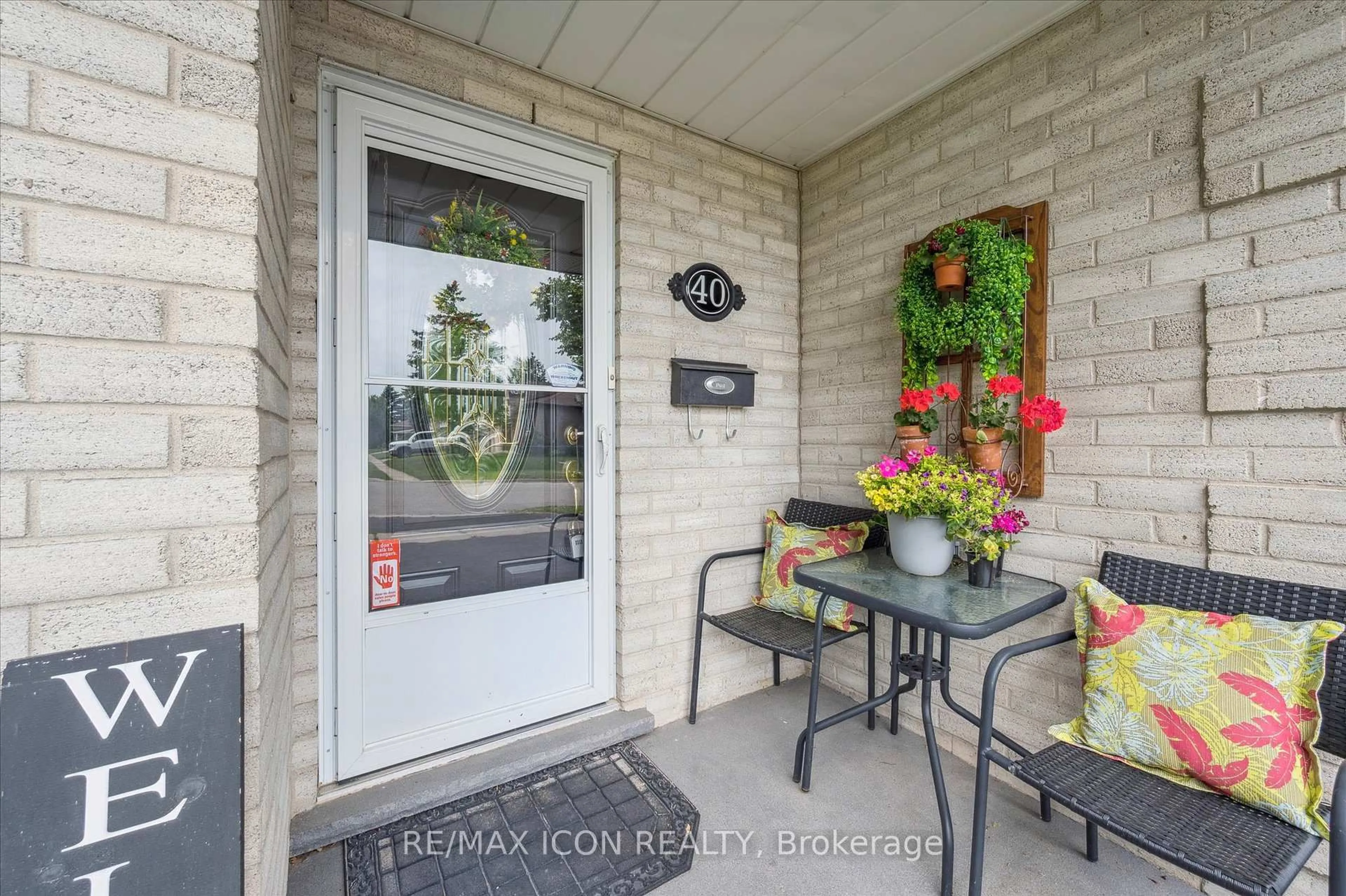 Indoor entryway for 40 Abeles Ave, Brant Ontario N3L 3N9