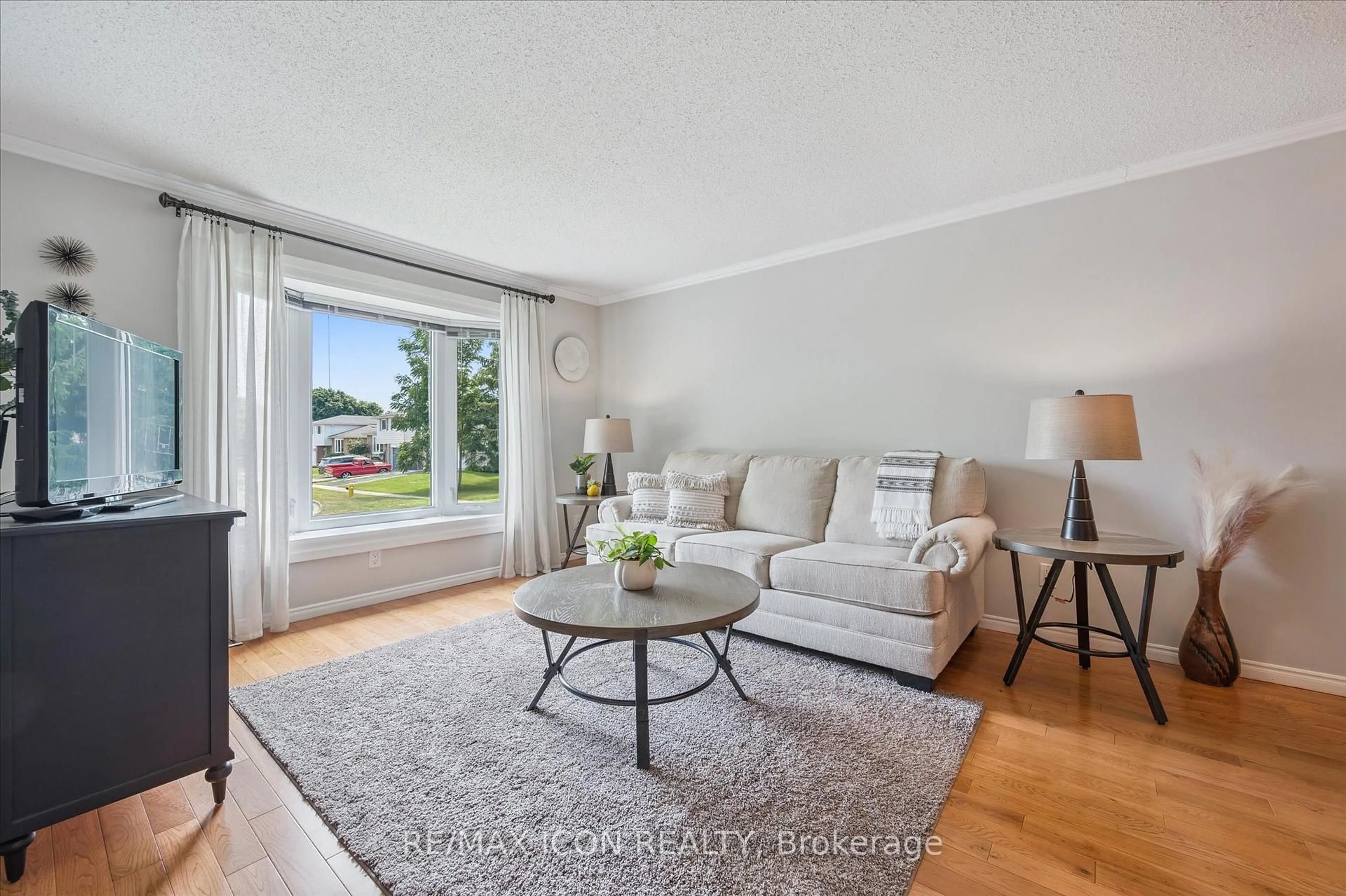 Living room with furniture, wood/laminate floor for 40 Abeles Ave, Brant Ontario N3L 3N9