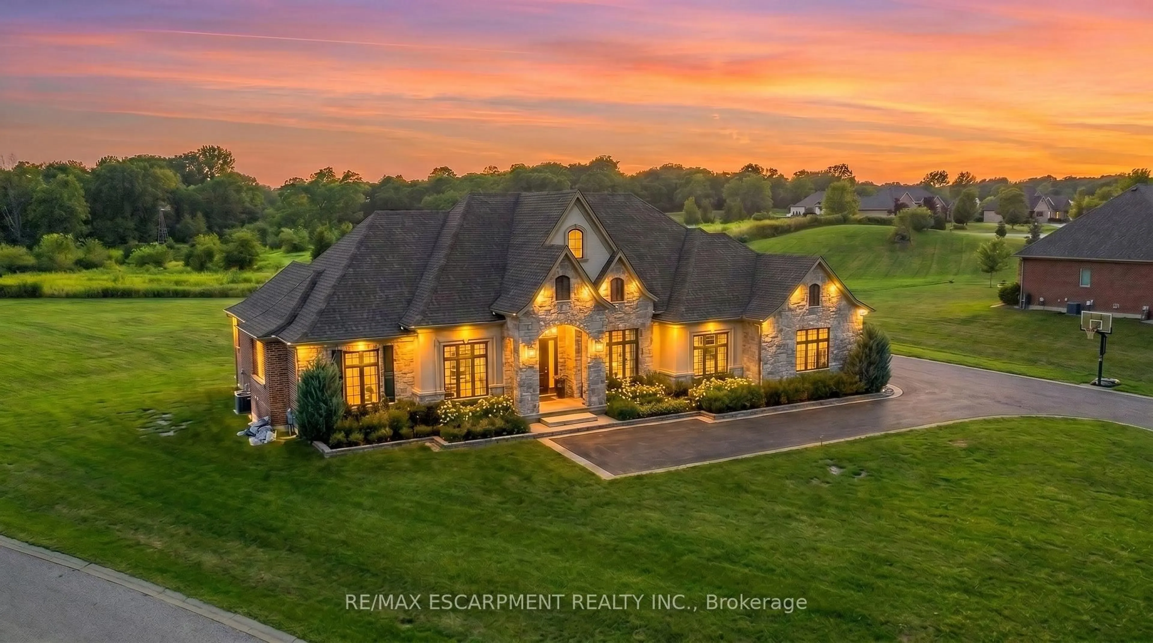 A pic from outside/outdoor area/front of a property/back of a property/a pic from drone, unknown for 55 Tews Lane, Hamilton Ontario L9H 7N4