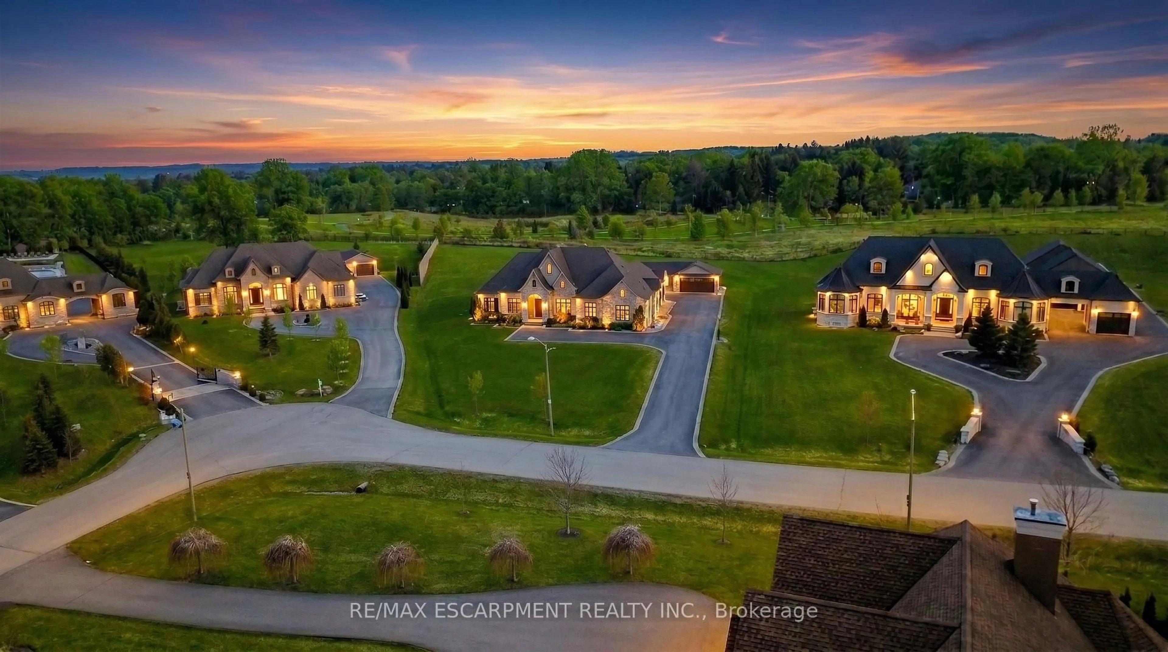 A pic from outside/outdoor area/front of a property/back of a property/a pic from drone, mountain view for 55 Tews Lane, Hamilton Ontario L9H 7N4