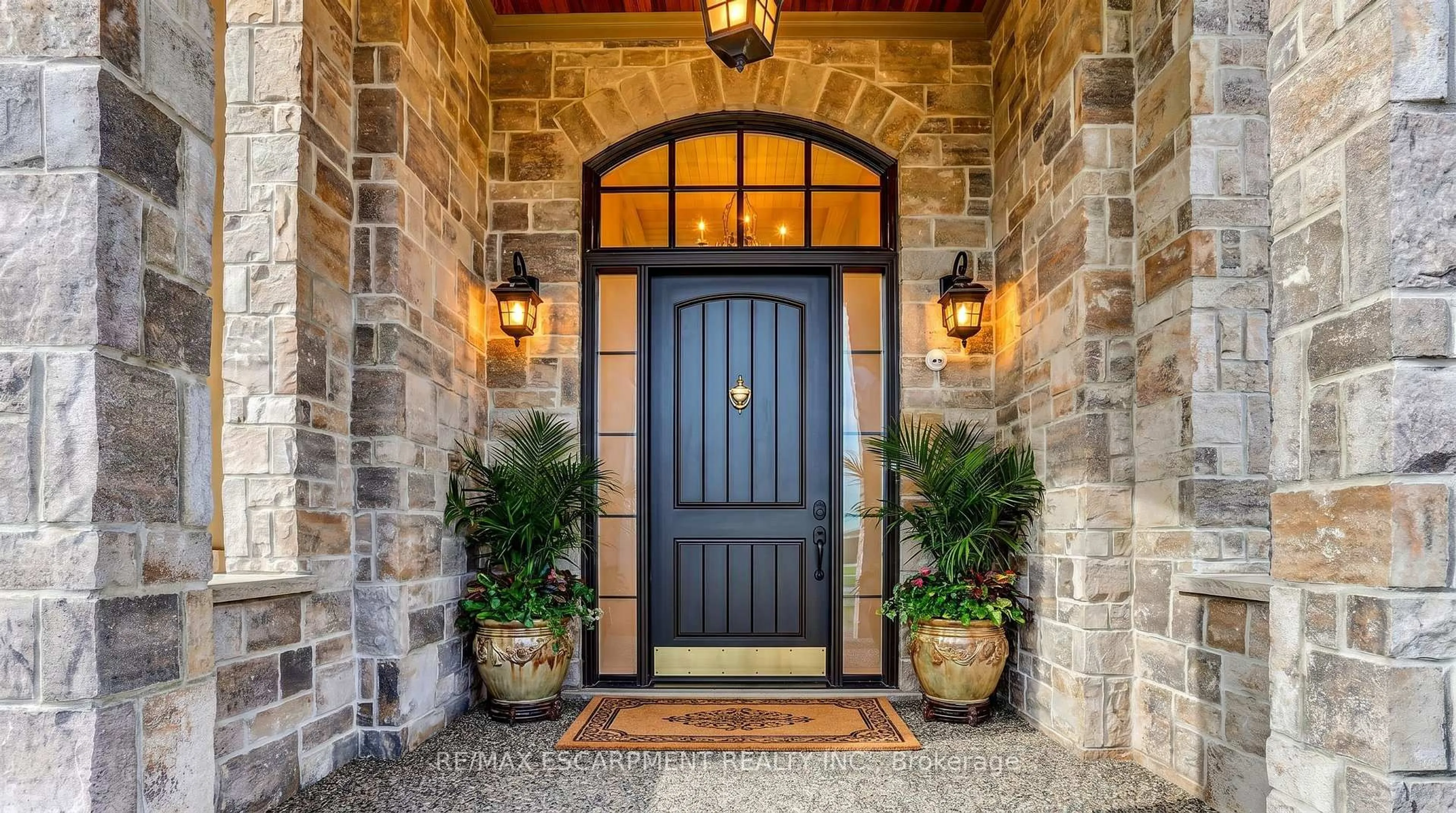 Indoor entryway for 55 Tews Lane, Hamilton Ontario L9H 7N4